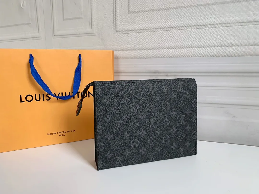💰120 💎Louis Vuitton No. 26 toilet bag💁 Official item number: N47542 Size: 26x 20x 5cm. 😊 The large Monogram clutch bag has a spacious interior and crotch-style design on both sides for easy access to items and can be easily put into the handbag. 💋 Original imported leather, original OEM code, real gold plating 24K hardware, imported YKK silver zipper counter synchronization, perfect details, you can enter and exit the counter at will. genuine quality,