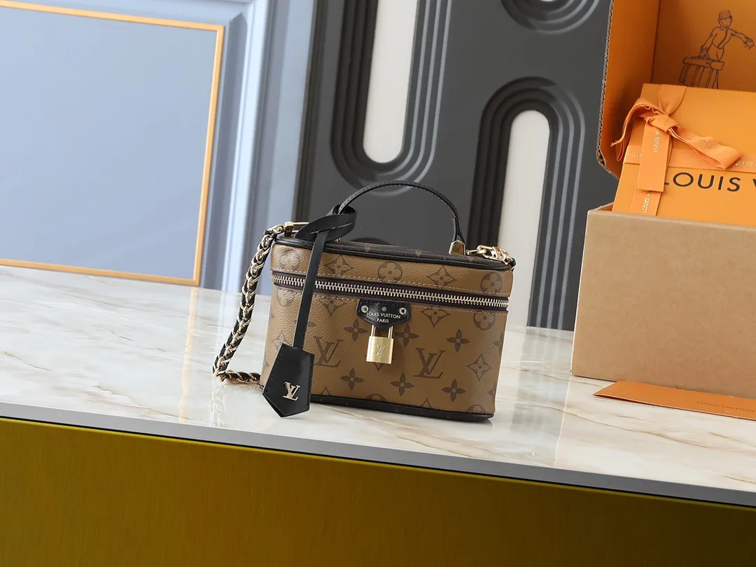💰240💰Upgraded from the original M47125. This Vanity Chain Pouch handbag draws inspiration from the classic cosmetic case and interprets the travel spirit with Monogram canvas. The top handle and detachable braided chain are infused with leather elements, complementing the clean lines of the bag. The LV inscribed padlock and leather key holder continue the iconic details. Dimensions: 19.0 x 11.5 x 6.5 cm (length x height x width)