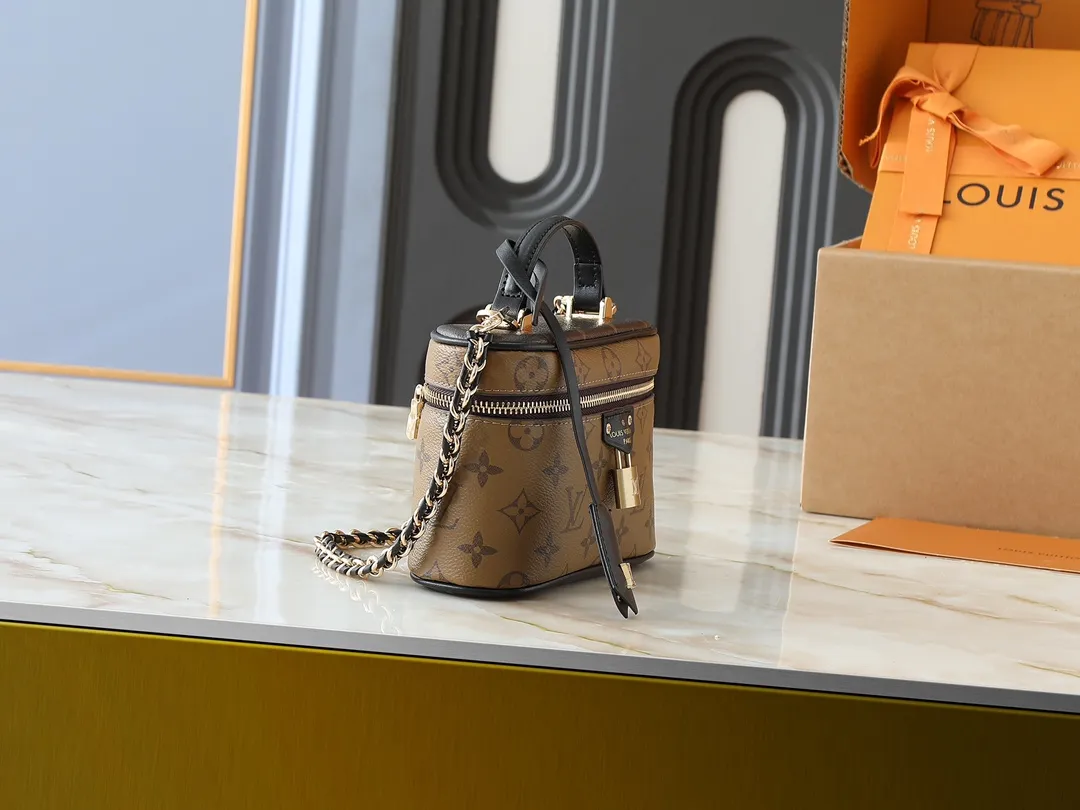 💰240💰Upgraded from the original M47125. This Vanity Chain Pouch handbag draws inspiration from the classic cosmetic case and interprets the travel spirit with Monogram canvas. The top handle and detachable braided chain are infused with leather elements, complementing the clean lines of the bag. The LV inscribed padlock and leather key holder continue the iconic details. Dimensions: 19.0 x 11.5 x 6.5 cm (length x height x width)