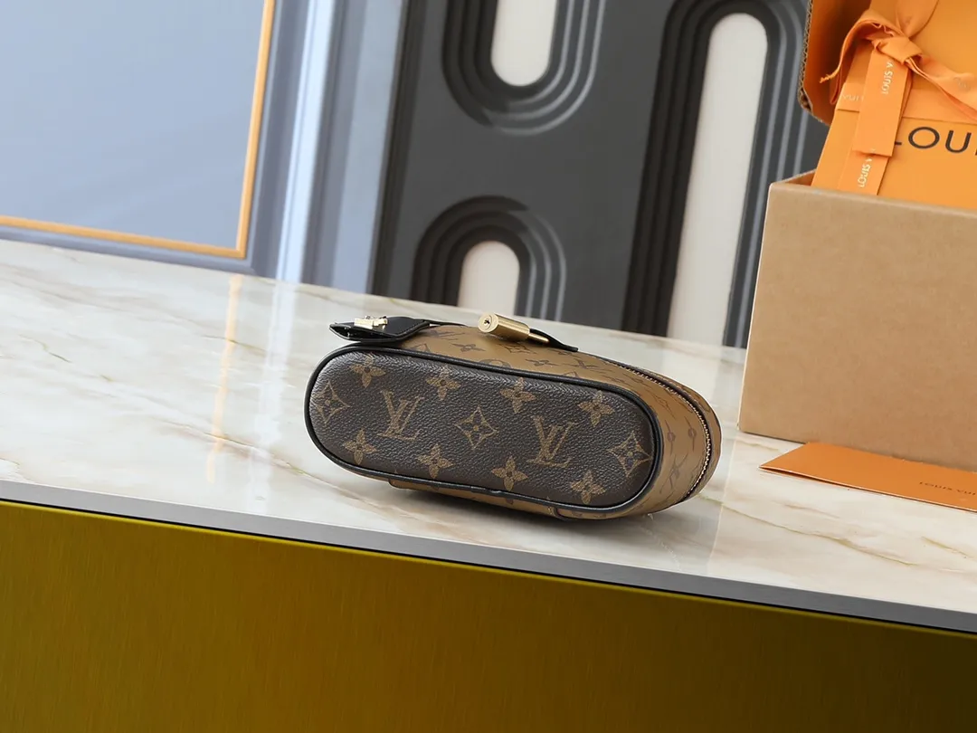 💰240💰Upgraded from the original M47125. This Vanity Chain Pouch handbag draws inspiration from the classic cosmetic case and interprets the travel spirit with Monogram canvas. The top handle and detachable braided chain are infused with leather elements, complementing the clean lines of the bag. The LV inscribed padlock and leather key holder continue the iconic details. Dimensions: 19.0 x 11.5 x 6.5 cm (length x height x width)