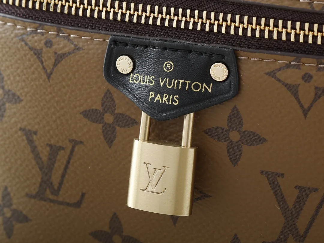 💰240💰Upgraded from the original M47125. This Vanity Chain Pouch handbag draws inspiration from the classic cosmetic case and interprets the travel spirit with Monogram canvas. The top handle and detachable braided chain are infused with leather elements, complementing the clean lines of the bag. The LV inscribed padlock and leather key holder continue the iconic details. Dimensions: 19.0 x 11.5 x 6.5 cm (length x height x width)