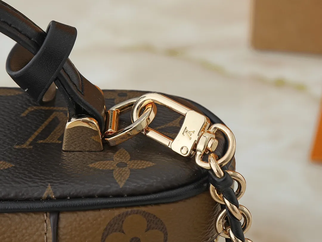 💰240💰Upgraded from the original M47125. This Vanity Chain Pouch handbag draws inspiration from the classic cosmetic case and interprets the travel spirit with Monogram canvas. The top handle and detachable braided chain are infused with leather elements, complementing the clean lines of the bag. The LV inscribed padlock and leather key holder continue the iconic details. Dimensions: 19.0 x 11.5 x 6.5 cm (length x height x width)