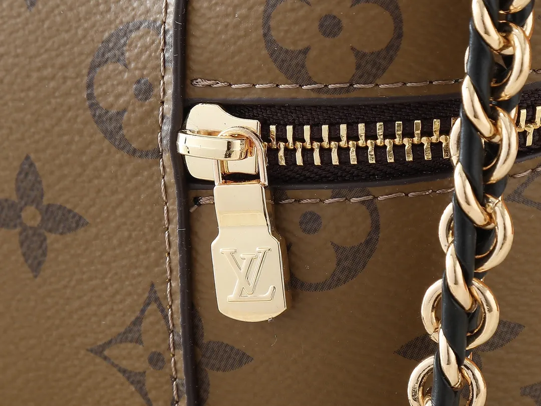 💰240💰Upgraded from the original M47125. This Vanity Chain Pouch handbag draws inspiration from the classic cosmetic case and interprets the travel spirit with Monogram canvas. The top handle and detachable braided chain are infused with leather elements, complementing the clean lines of the bag. The LV inscribed padlock and leather key holder continue the iconic details. Dimensions: 19.0 x 11.5 x 6.5 cm (length x height x width)