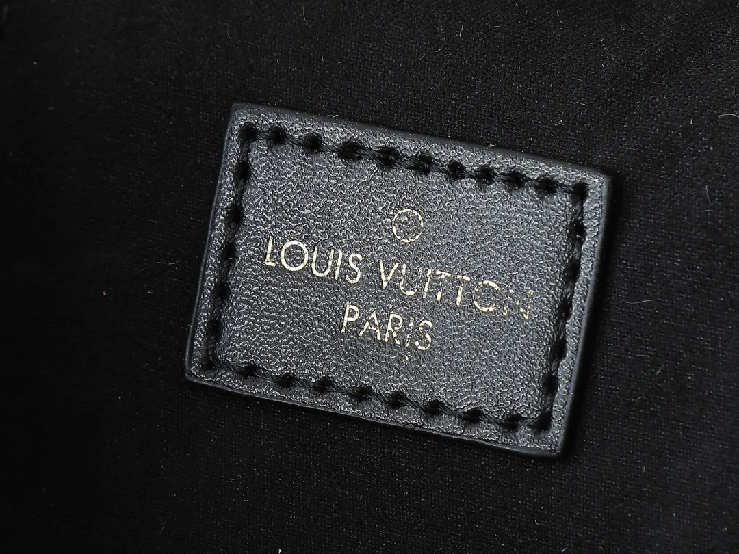 💰240💰Upgraded from the original M47125. This Vanity Chain Pouch handbag draws inspiration from the classic cosmetic case and interprets the travel spirit with Monogram canvas. The top handle and detachable braided chain are infused with leather elements, complementing the clean lines of the bag. The LV inscribed padlock and leather key holder continue the iconic details. Dimensions: 19.0 x 11.5 x 6.5 cm (length x height x width)