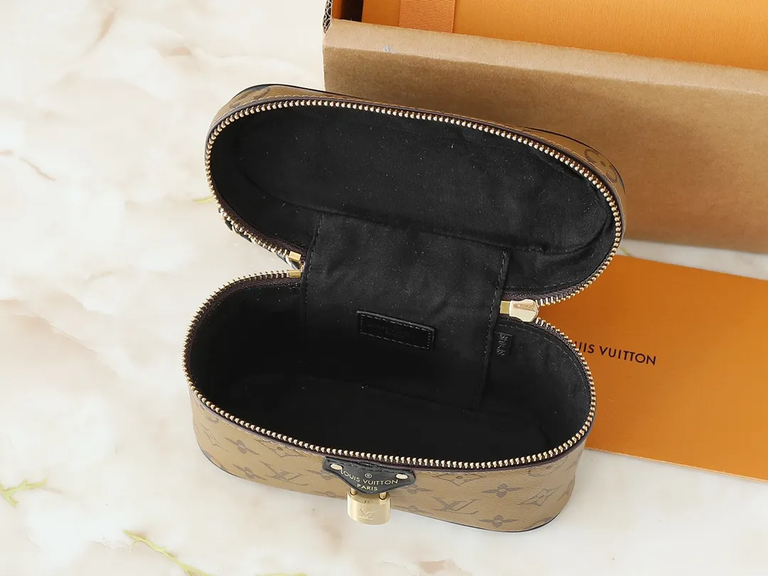 💰240💰Upgraded from the original M47125. This Vanity Chain Pouch handbag draws inspiration from the classic cosmetic case and interprets the travel spirit with Monogram canvas. The top handle and detachable braided chain are infused with leather elements, complementing the clean lines of the bag. The LV inscribed padlock and leather key holder continue the iconic details. Dimensions: 19.0 x 11.5 x 6.5 cm (length x height x width)