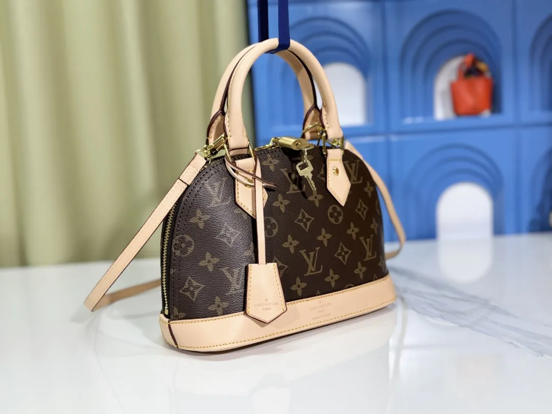 p Large 280💰Small 260💰Upgraded from the original M53151 M53152 presbyopic N41221 Feige presbyopic black leather This is one of Louis Vuitton's iconic handbags with the stiffest design structure. Its prototype is a piece designed by Gaston Vuitton and named after the Alma Bridge, which connects two adjacent fashionable districts in Paris. Signature Monogram canvas gives it a classic feel. Size: small 25 x 19 x 12, large 32x24x15cm (length x height x width)