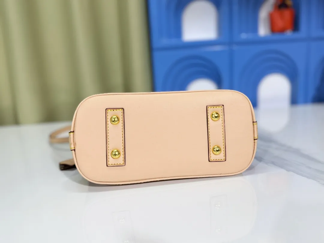 p Large 280💰Small 260💰Upgraded from the original M53151 M53152 presbyopic N41221 Feige presbyopic black leather This is one of Louis Vuitton's iconic handbags with the stiffest design structure. Its prototype is a piece designed by Gaston Vuitton and named after the Alma Bridge, which connects two adjacent fashionable districts in Paris. Signature Monogram canvas gives it a classic feel. Size: small 25 x 19 x 12, large 32x24x15cm (length x height x width)