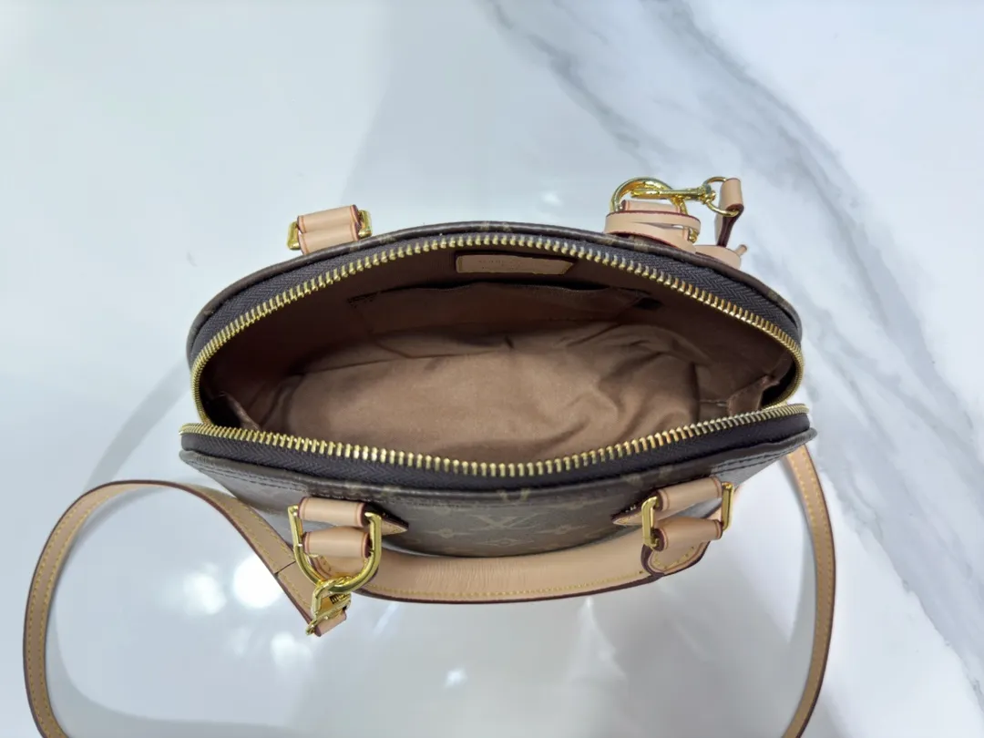 p Large 280💰Small 260💰Upgraded from the original M53151 M53152 presbyopic N41221 Feige presbyopic black leather This is one of Louis Vuitton's iconic handbags with the stiffest design structure. Its prototype is a piece designed by Gaston Vuitton and named after the Alma Bridge, which connects two adjacent fashionable districts in Paris. Signature Monogram canvas gives it a classic feel. Size: small 25 x 19 x 12, large 32x24x15cm (length x height x width)