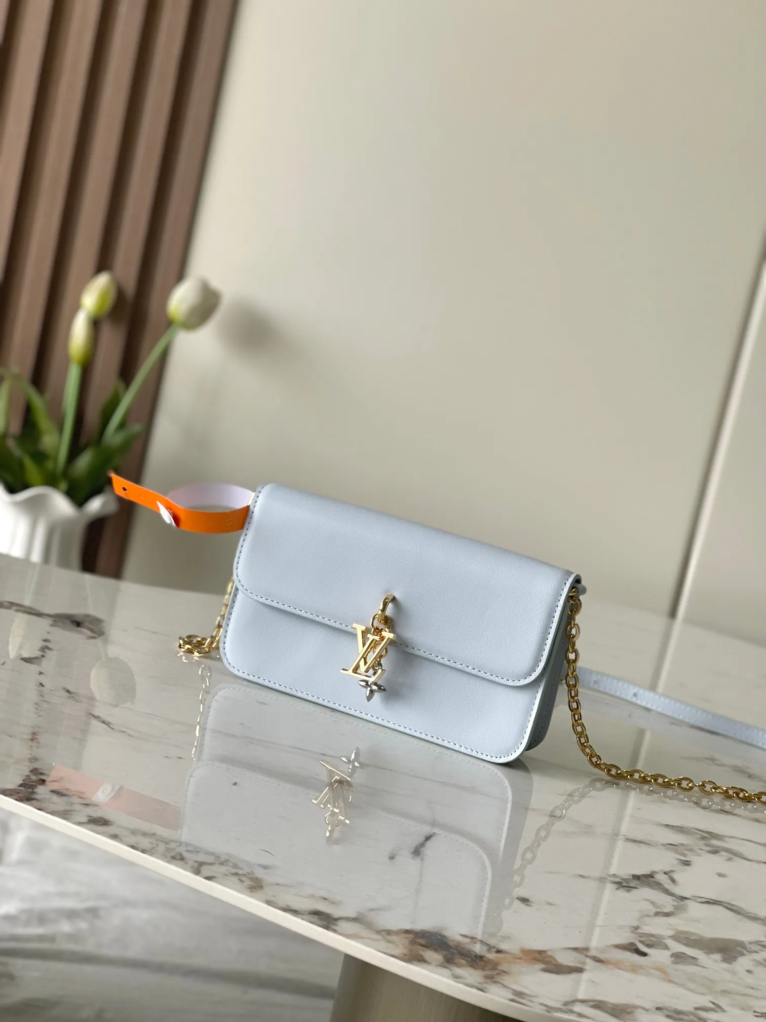 💰860 (top layer leather) top original single M14564 black M14547 blue M14581 apricot M14548 rose authentic development This Wallet On Chain handbag is from the Louis Vuitton LV Bloom series. It is cut from cow leather in a fashionable and practical configuration. It's decorated with embellishments inspired by the brand's iconic Monogram pattern. There's plenty of space to store a smartphone, and contrasting metal hardware adds an elegant touch. Dimensions: 11.5 x 4 x 20 cm (H x W x Length)