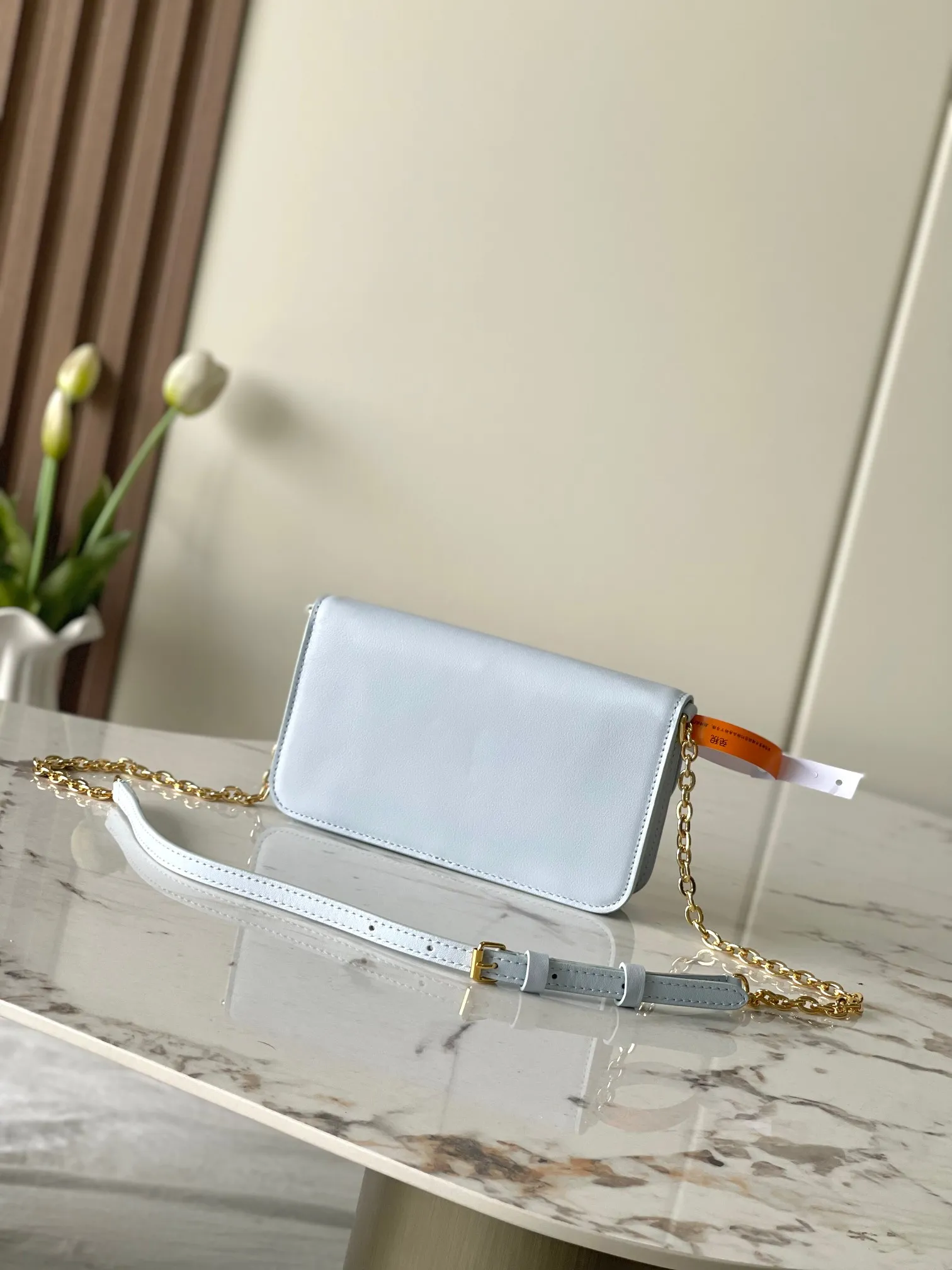 💰860 (top layer leather) top original single M14564 black M14547 blue M14581 apricot M14548 rose authentic development This Wallet On Chain handbag is from the Louis Vuitton LV Bloom series. It is cut from cow leather in a fashionable and practical configuration. It's decorated with embellishments inspired by the brand's iconic Monogram pattern. There's plenty of space to store a smartphone, and contrasting metal hardware adds an elegant touch. Dimensions: 11.5 x 4 x 20 cm (H x W x Length)