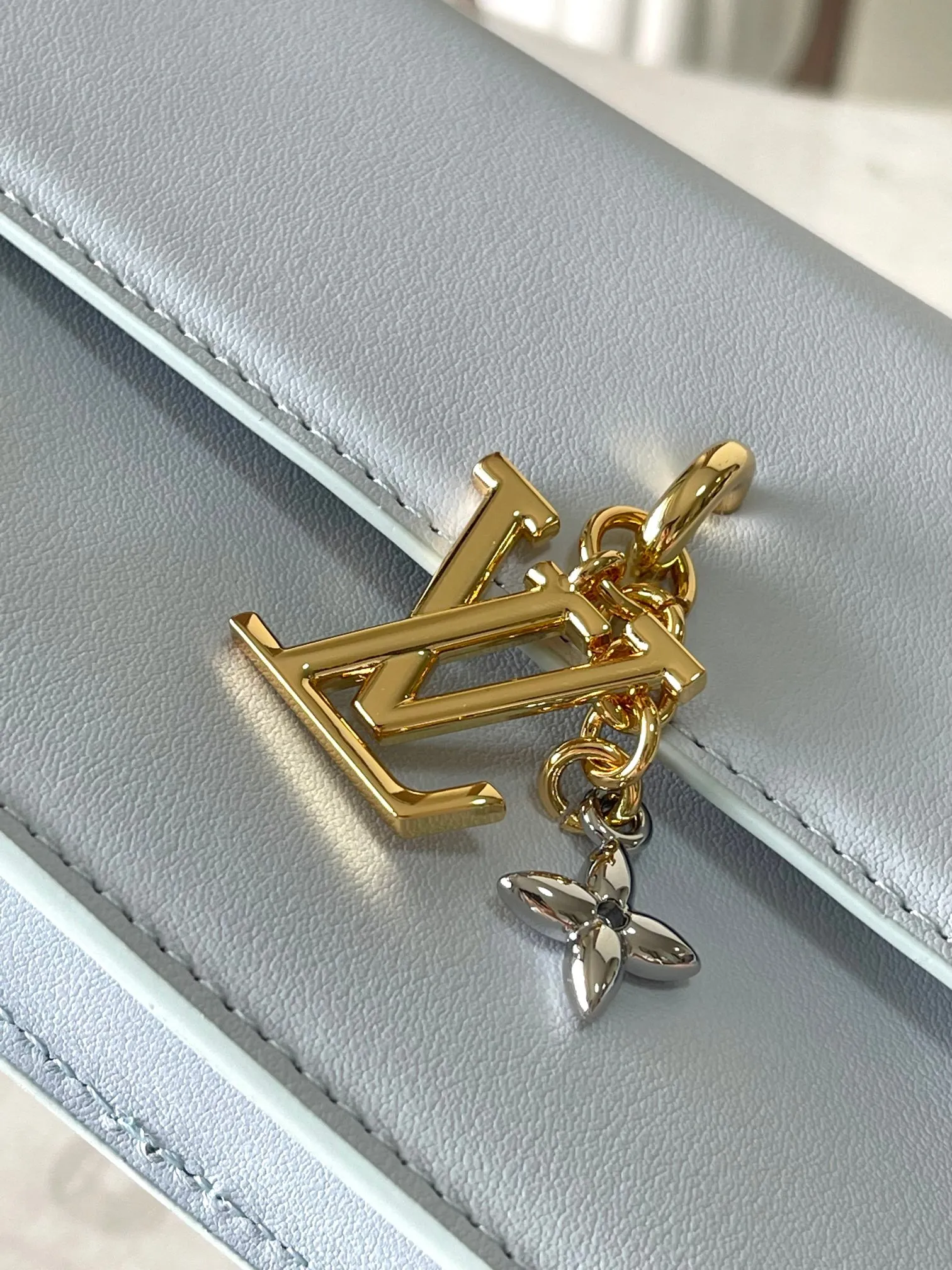 💰860 (top layer leather) top original single M14564 black M14547 blue M14581 apricot M14548 rose authentic development This Wallet On Chain handbag is from the Louis Vuitton LV Bloom series. It is cut from cow leather in a fashionable and practical configuration. It's decorated with embellishments inspired by the brand's iconic Monogram pattern. There's plenty of space to store a smartphone, and contrasting metal hardware adds an elegant touch. Dimensions: 11.5 x 4 x 20 cm (H x W x Length)
