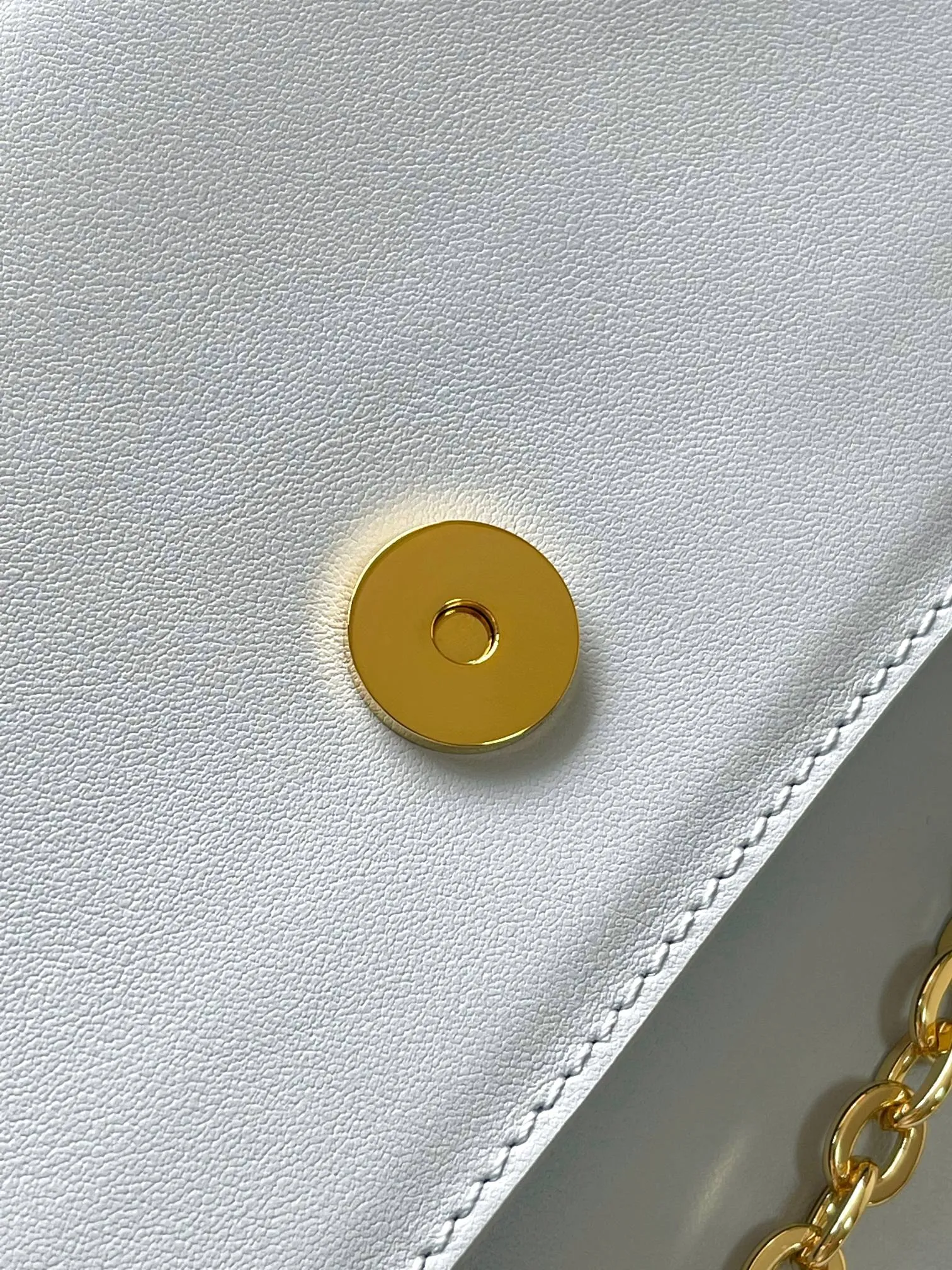 💰860 (top layer leather) top original single M14564 black M14547 blue M14581 apricot M14548 rose authentic development This Wallet On Chain handbag is from the Louis Vuitton LV Bloom series. It is cut from cow leather in a fashionable and practical configuration. It's decorated with embellishments inspired by the brand's iconic Monogram pattern. There's plenty of space to store a smartphone, and contrasting metal hardware adds an elegant touch. Dimensions: 11.5 x 4 x 20 cm (H x W x Length)