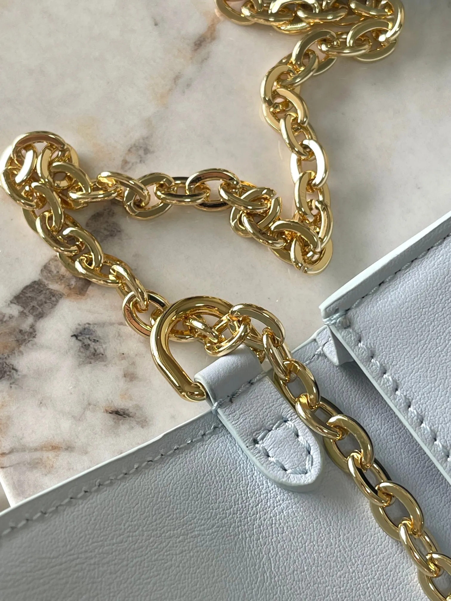 💰860 (top layer leather) top original single M14564 black M14547 blue M14581 apricot M14548 rose authentic development This Wallet On Chain handbag is from the Louis Vuitton LV Bloom series. It is cut from cow leather in a fashionable and practical configuration. It's decorated with embellishments inspired by the brand's iconic Monogram pattern. There's plenty of space to store a smartphone, and contrasting metal hardware adds an elegant touch. Dimensions: 11.5 x 4 x 20 cm (H x W x Length)