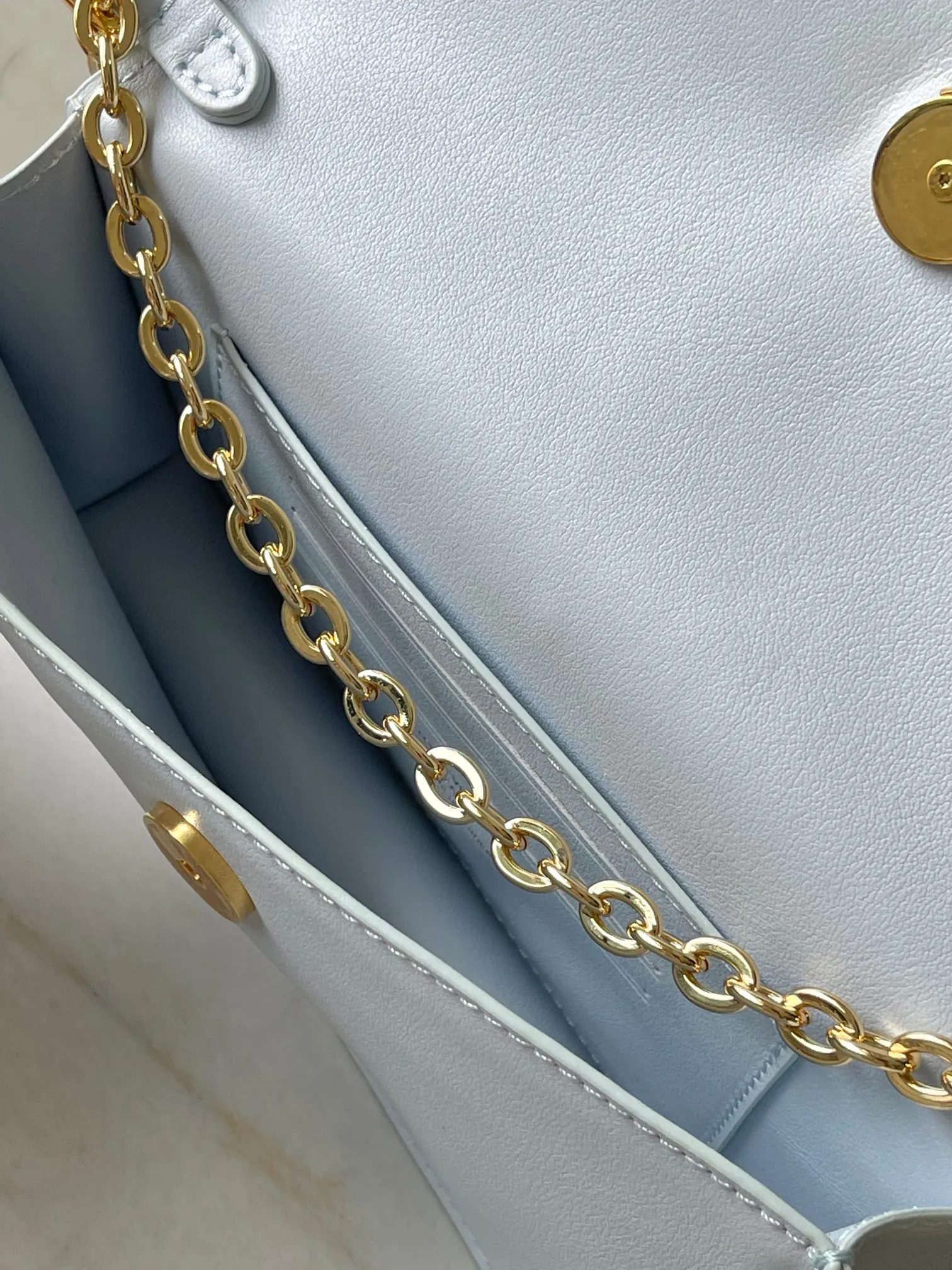 💰860 (top layer leather) top original single M14564 black M14547 blue M14581 apricot M14548 rose authentic development This Wallet On Chain handbag is from the Louis Vuitton LV Bloom series. It is cut from cow leather in a fashionable and practical configuration. It's decorated with embellishments inspired by the brand's iconic Monogram pattern. There's plenty of space to store a smartphone, and contrasting metal hardware adds an elegant touch. Dimensions: 11.5 x 4 x 20 cm (H x W x Length)