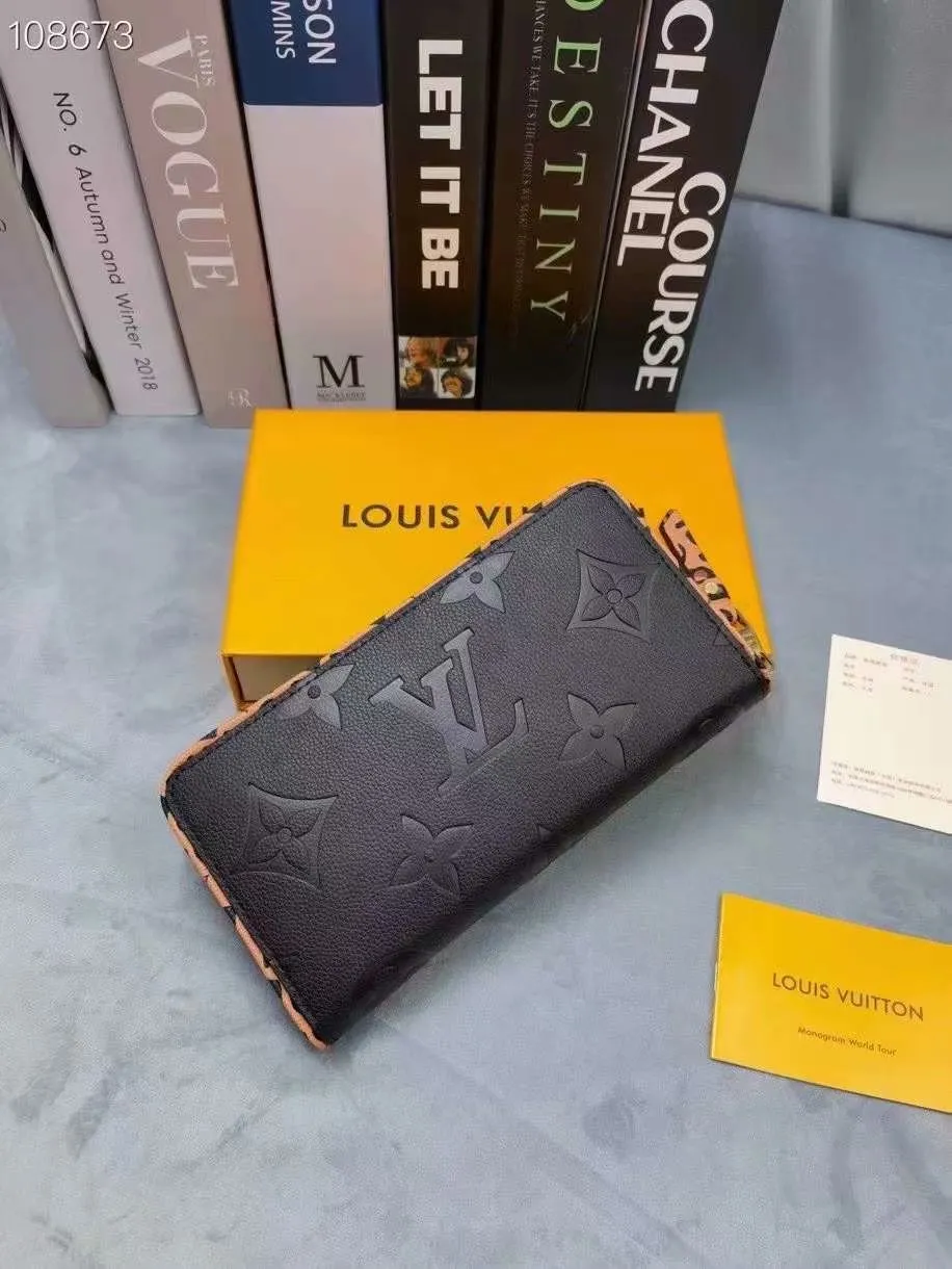 P160M69966 [Special introduction] Overseas special offer (counter goods) Zippy Lockme wallet made of soft calfskin, combines the iconic design of the zipper wallet with the distinctive elements of the fashion series: LV lettering ornaments and a front pocket for easy access to tickets and other items. Reliable wrap-around zipper design with multiple interior pockets and compartments. Dimensions: 19.5 x 10.0 x 2.5 cm