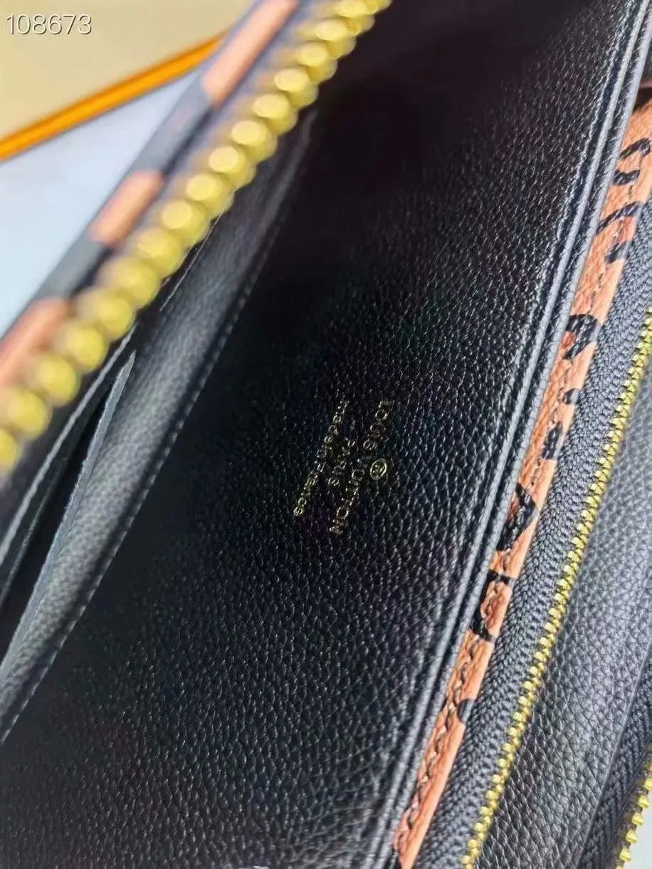 P160M69966 [Special introduction] Overseas special offer (counter goods) Zippy Lockme wallet made of soft calfskin, combines the iconic design of the zipper wallet with the distinctive elements of the fashion series: LV lettering ornaments and a front pocket for easy access to tickets and other items. Reliable wrap-around zipper design with multiple interior pockets and compartments. Dimensions: 19.5 x 10.0 x 2.5 cm