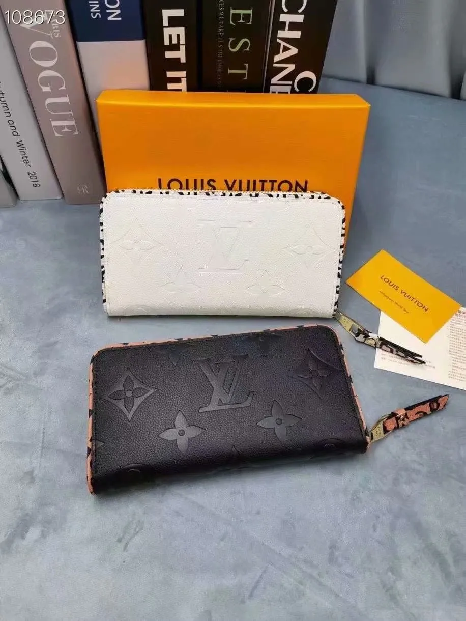 P160M69966 [Special introduction] Overseas special offer (counter goods) Zippy Lockme wallet made of soft calfskin, combines the iconic design of the zipper wallet with the distinctive elements of the fashion series: LV lettering ornaments and a front pocket for easy access to tickets and other items. Reliable wrap-around zipper design with multiple interior pockets and compartments. Dimensions: 19.5 x 10.0 x 2.5 cm