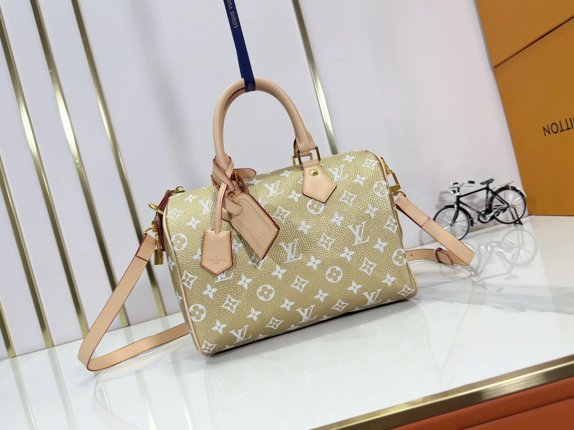 P280 Upgraded original M15278 M24441 M24424 This Speedy Bandoulière 25 Monogram Leather handbag is made of soft cow leather and uses Monogram patterns to reproduce the elegant look and feel of canvas printing. Dazzling metal hardware, sheepskin lining and nameplate all reflect Creative Director Pharrell Williams' relentless attention to detail. 25 x 15 x 15 cm (length x height x width)