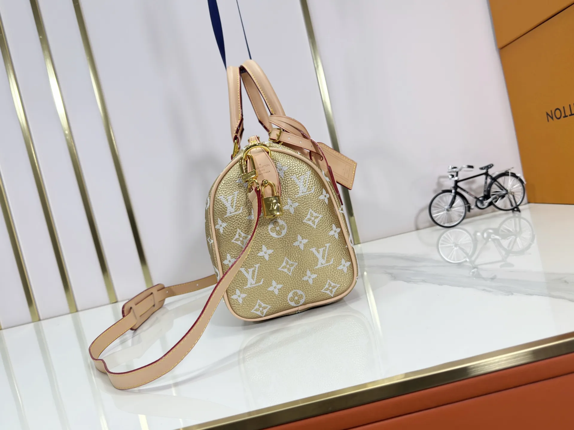 P280 Upgraded original M15278 M24441 M24424 This Speedy Bandoulière 25 Monogram Leather handbag is made of soft cow leather and uses Monogram patterns to reproduce the elegant look and feel of canvas printing. Dazzling metal hardware, sheepskin lining and nameplate all reflect Creative Director Pharrell Williams' relentless attention to detail. 25 x 15 x 15 cm (length x height x width)