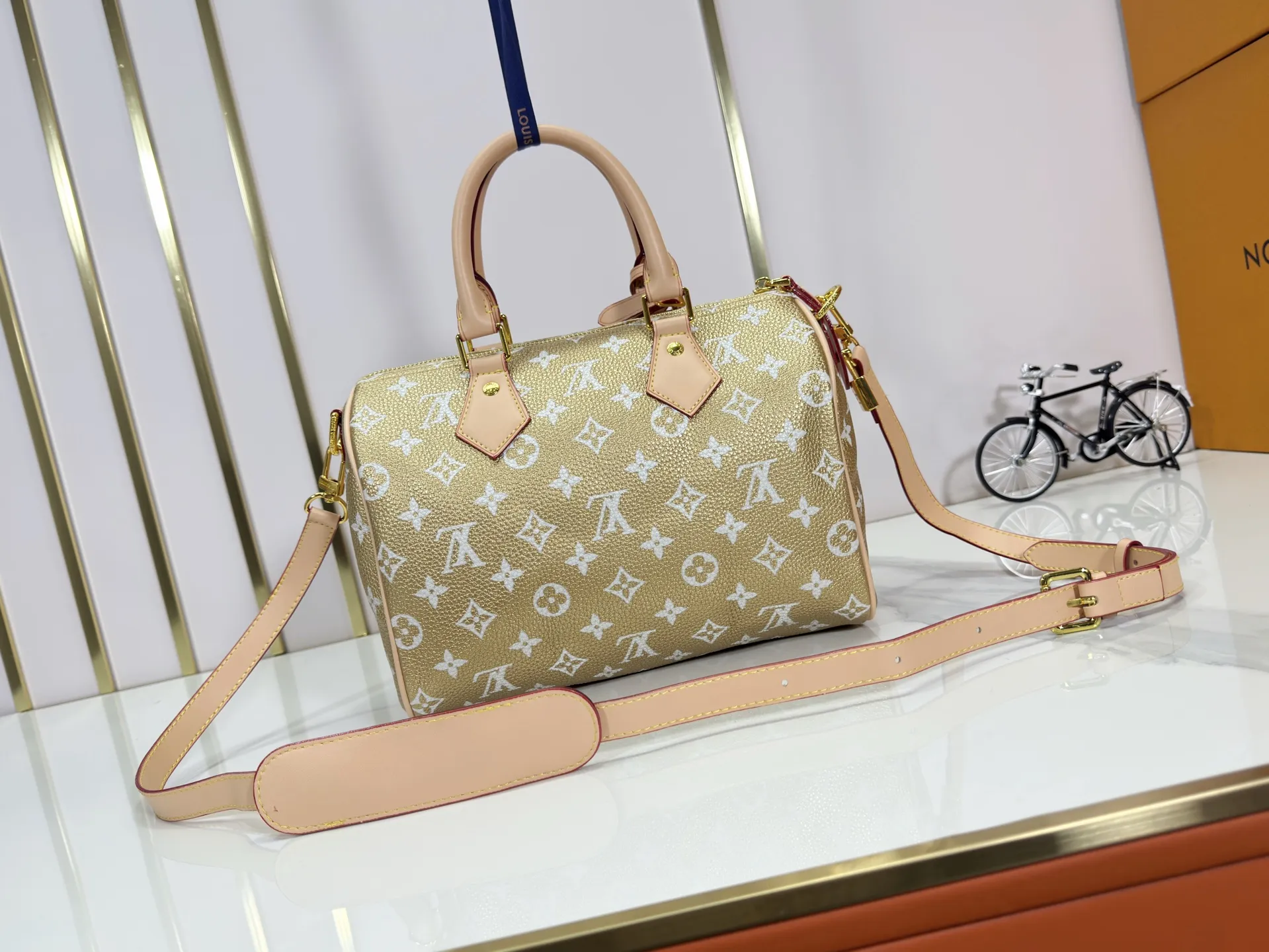 P280 Upgraded original M15278 M24441 M24424 This Speedy Bandoulière 25 Monogram Leather handbag is made of soft cow leather and uses Monogram patterns to reproduce the elegant look and feel of canvas printing. Dazzling metal hardware, sheepskin lining and nameplate all reflect Creative Director Pharrell Williams' relentless attention to detail. 25 x 15 x 15 cm (length x height x width)
