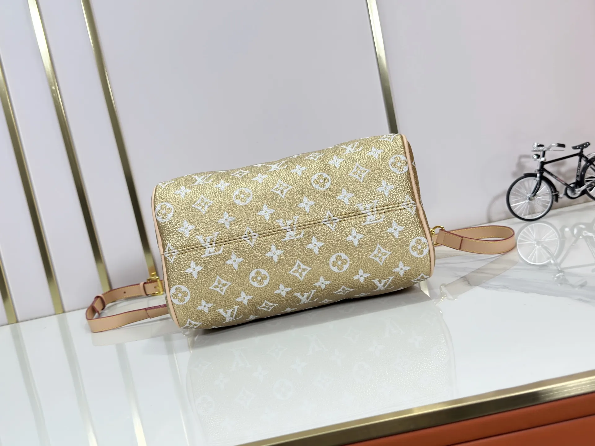 P280 Upgraded original M15278 M24441 M24424 This Speedy Bandoulière 25 Monogram Leather handbag is made of soft cow leather and uses Monogram patterns to reproduce the elegant look and feel of canvas printing. Dazzling metal hardware, sheepskin lining and nameplate all reflect Creative Director Pharrell Williams' relentless attention to detail. 25 x 15 x 15 cm (length x height x width)