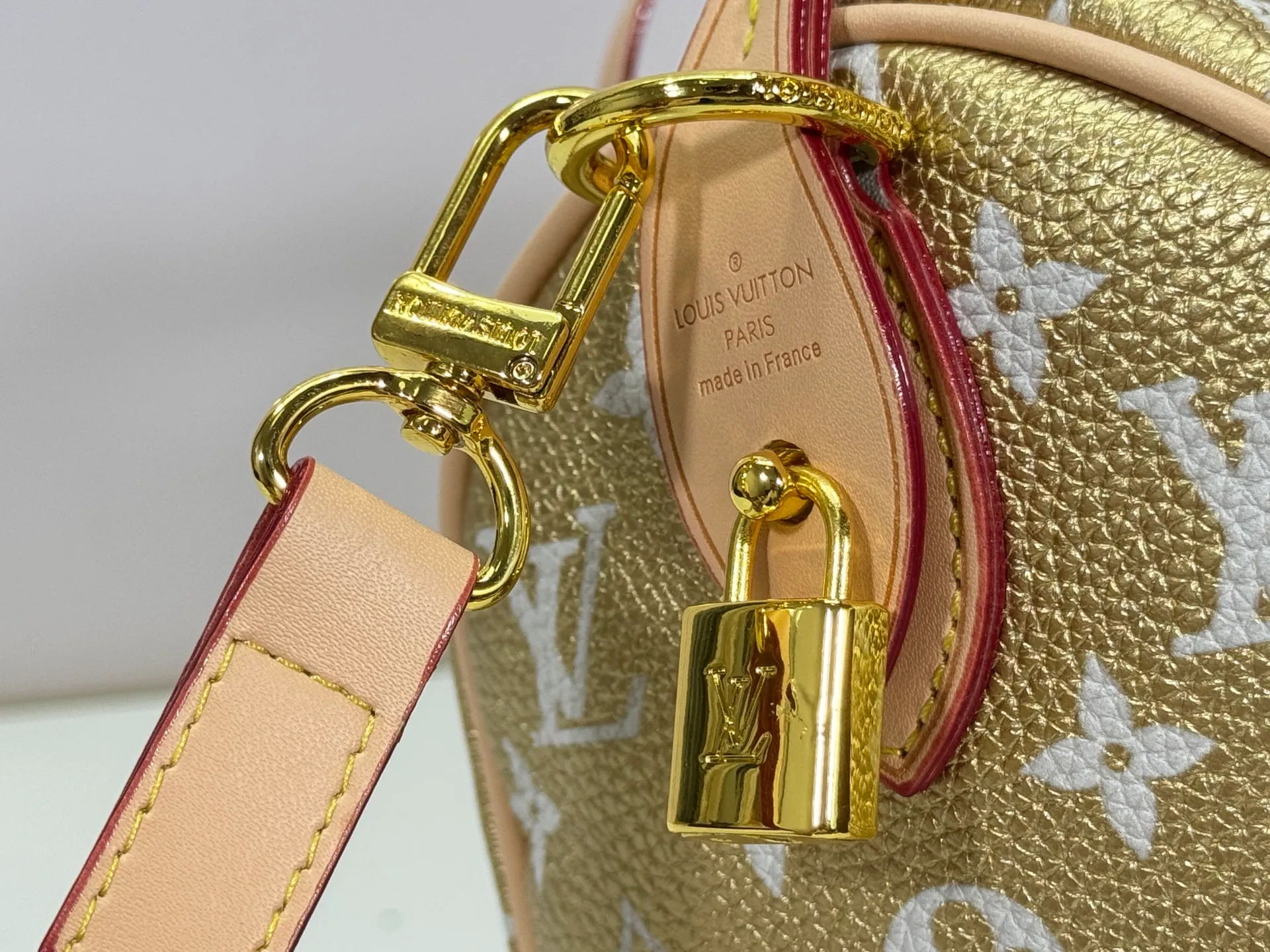 P280 Upgraded original M15278 M24441 M24424 This Speedy Bandoulière 25 Monogram Leather handbag is made of soft cow leather and uses Monogram patterns to reproduce the elegant look and feel of canvas printing. Dazzling metal hardware, sheepskin lining and nameplate all reflect Creative Director Pharrell Williams' relentless attention to detail. 25 x 15 x 15 cm (length x height x width)