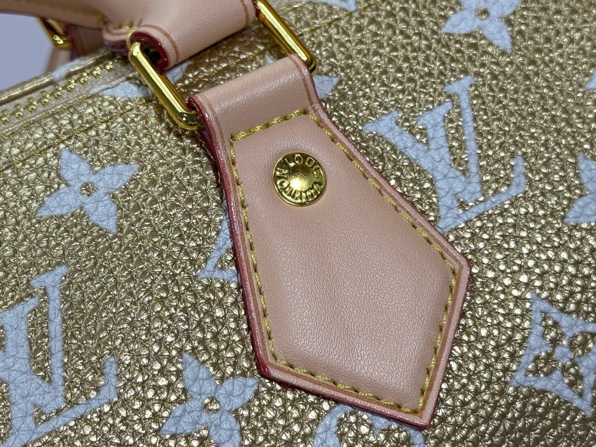 P280 Upgraded original M15278 M24441 M24424 This Speedy Bandoulière 25 Monogram Leather handbag is made of soft cow leather and uses Monogram patterns to reproduce the elegant look and feel of canvas printing. Dazzling metal hardware, sheepskin lining and nameplate all reflect Creative Director Pharrell Williams' relentless attention to detail. 25 x 15 x 15 cm (length x height x width)