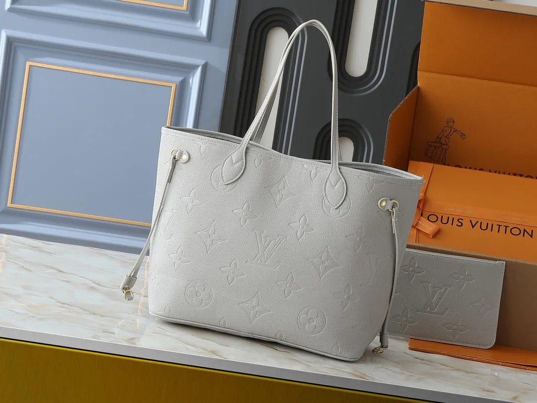 💰200💰Upgraded from the original M13758 M14210 M45686 M46649 M58907 M46329 M21579 M45685 M46676 M40995 This Neverfull medium handbag uses embossing and printing processes to depict the Monogram pattern on the cow leather. Tighten the side straps and the tote instantly transforms into an elegant urban handbag; the long handle makes it easy to carry over the shoulder or elbow. 31.0 x 28.0 x 14.0 cm (length x height x width)