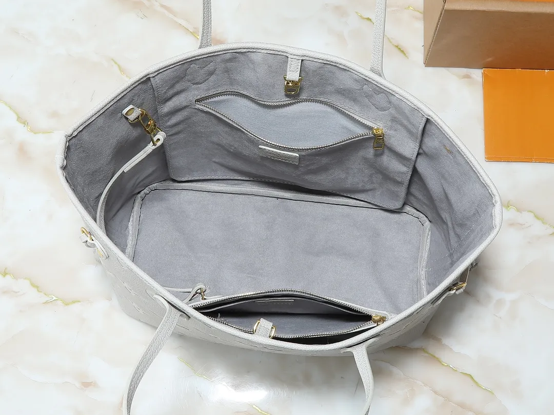 💰200💰Upgraded from the original M13758 M14210 M45686 M46649 M58907 M46329 M21579 M45685 M46676 M40995 This Neverfull medium handbag uses embossing and printing processes to depict the Monogram pattern on the cow leather. Tighten the side straps and the tote instantly transforms into an elegant urban handbag; the long handle makes it easy to carry over the shoulder or elbow. 31.0 x 28.0 x 14.0 cm (length x height x width)