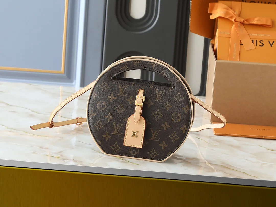 💰240💰Upgraded original M47117 presbyopia yellow flower This AROUND ME handbag, this Around Me handbag is made of Monogram coated canvas, interpreting the inspiration of the brand's LV Circle logo. The logo was created in the 1920s and is active in Louis Vuitton stores and advertising. This sleek handbag debuts on the 2024 spring and summer show, with an integrated handle creating a simple and elegant appearance. Exquisite configuration releases trendy style. 22.5×21×7cm