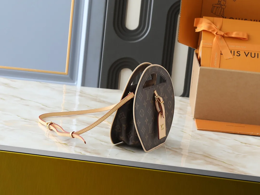 💰240💰Upgraded original M47117 presbyopia yellow flower This AROUND ME handbag, this Around Me handbag is made of Monogram coated canvas, interpreting the inspiration of the brand's LV Circle logo. The logo was created in the 1920s and is active in Louis Vuitton stores and advertising. This sleek handbag debuts on the 2024 spring and summer show, with an integrated handle creating a simple and elegant appearance. Exquisite configuration releases trendy style. 22.5×21×7cm