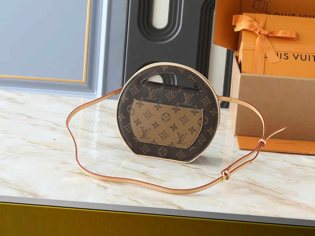 💰240💰Upgraded original M47117 presbyopia yellow flower This AROUND ME handbag, this Around Me handbag is made of Monogram coated canvas, interpreting the inspiration of the brand's LV Circle logo. The logo was created in the 1920s and is active in Louis Vuitton stores and advertising. This sleek handbag debuts on the 2024 spring and summer show, with an integrated handle creating a simple and elegant appearance. Exquisite configuration releases trendy style. 22.5×21×7cm