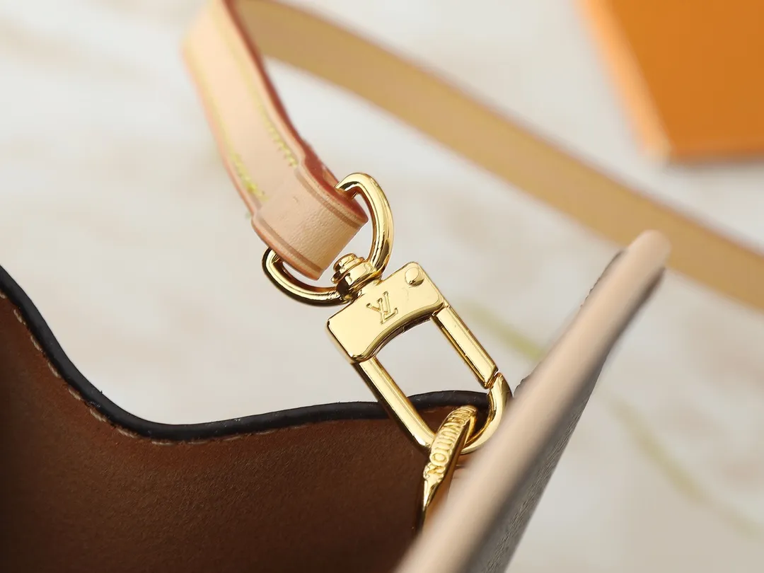 💰240💰Upgraded original M47117 presbyopia yellow flower This AROUND ME handbag, this Around Me handbag is made of Monogram coated canvas, interpreting the inspiration of the brand's LV Circle logo. The logo was created in the 1920s and is active in Louis Vuitton stores and advertising. This sleek handbag debuts on the 2024 spring and summer show, with an integrated handle creating a simple and elegant appearance. Exquisite configuration releases trendy style. 22.5×21×7cm