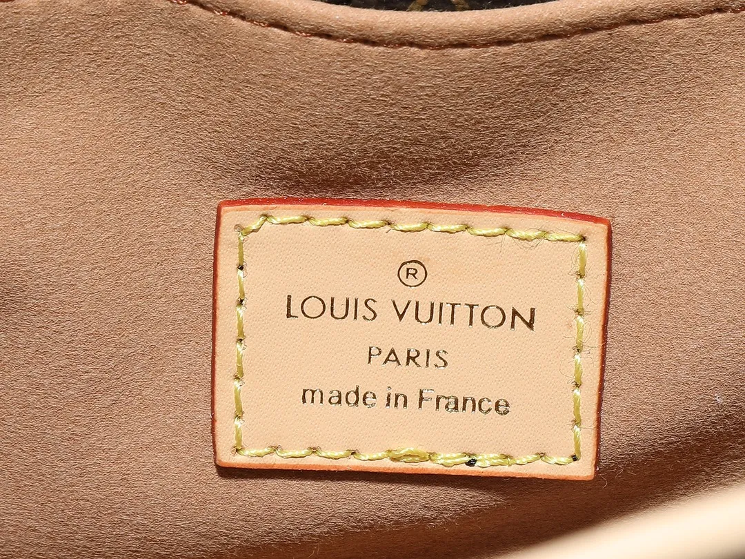 💰240💰Upgraded original M47117 presbyopia yellow flower This AROUND ME handbag, this Around Me handbag is made of Monogram coated canvas, interpreting the inspiration of the brand's LV Circle logo. The logo was created in the 1920s and is active in Louis Vuitton stores and advertising. This sleek handbag debuts on the 2024 spring and summer show, with an integrated handle creating a simple and elegant appearance. Exquisite configuration releases trendy style. 22.5×21×7cm