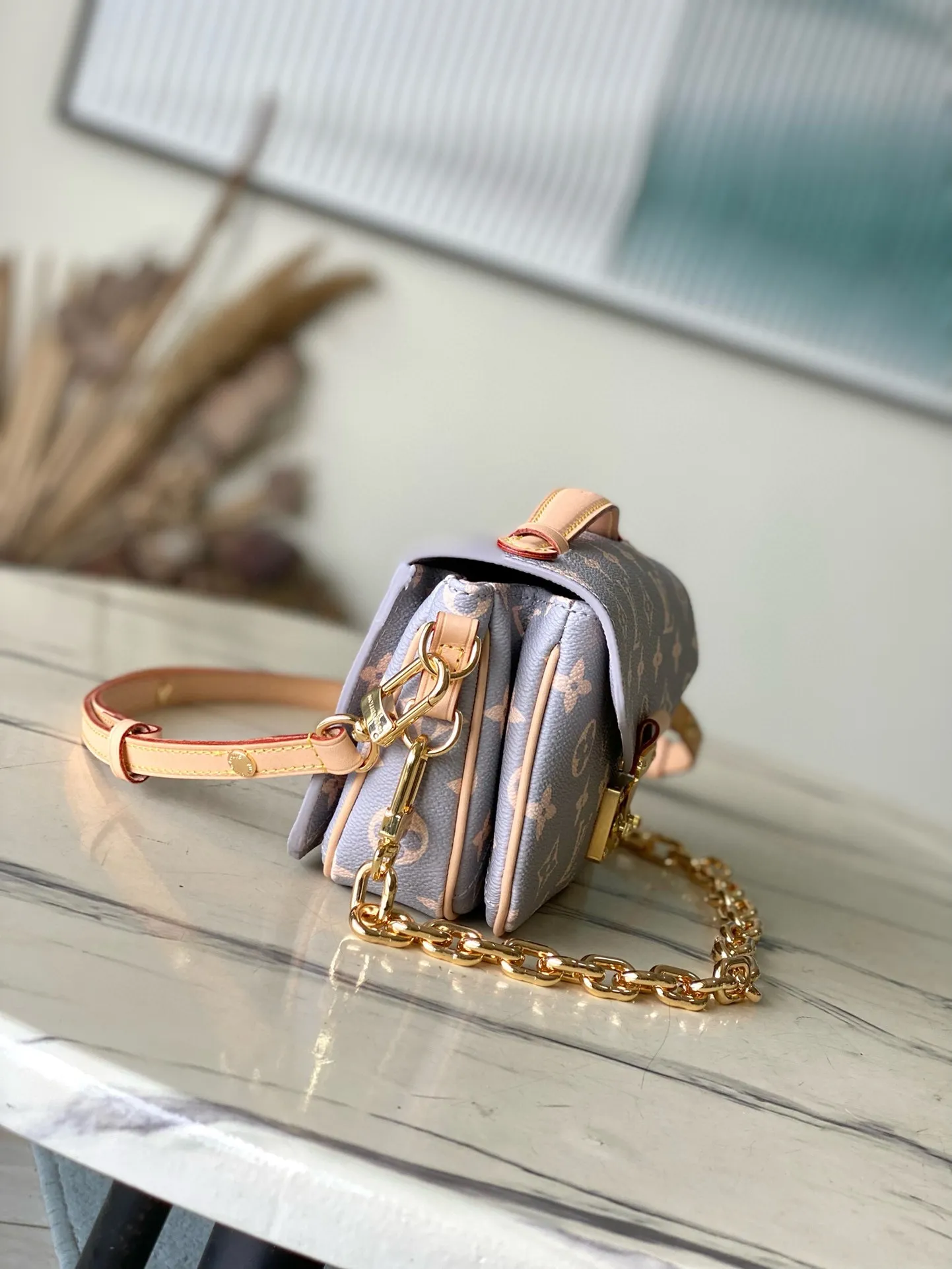 💰980 (Steel Hardware) Top Original Order M12429 This Pochette Métis East West handbag draws inspiration from the color of the brand’s traditional hard trunk. It renders the iconic Monogram coated canvas in elegant French tones, with smooth cow leather trim and S-lock buckle. It matches the 2024 autumn and winter ready-to-wear series. 21.5 x 13.5 x 6 cm (length x height x width)