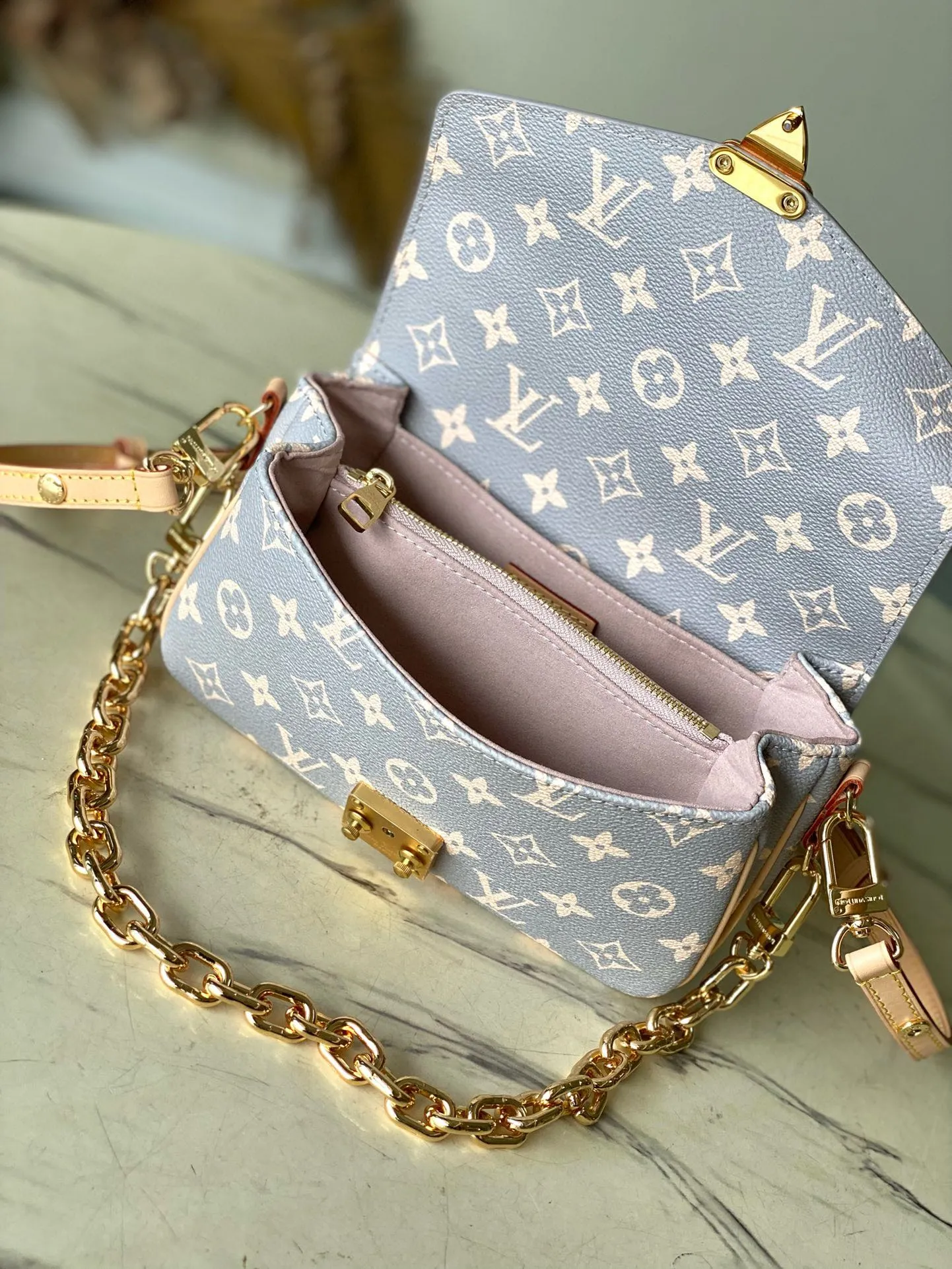 💰980 (Steel Hardware) Top Original Order M12429 This Pochette Métis East West handbag draws inspiration from the color of the brand’s traditional hard trunk. It renders the iconic Monogram coated canvas in elegant French tones, with smooth cow leather trim and S-lock buckle. It matches the 2024 autumn and winter ready-to-wear series. 21.5 x 13.5 x 6 cm (length x height x width)