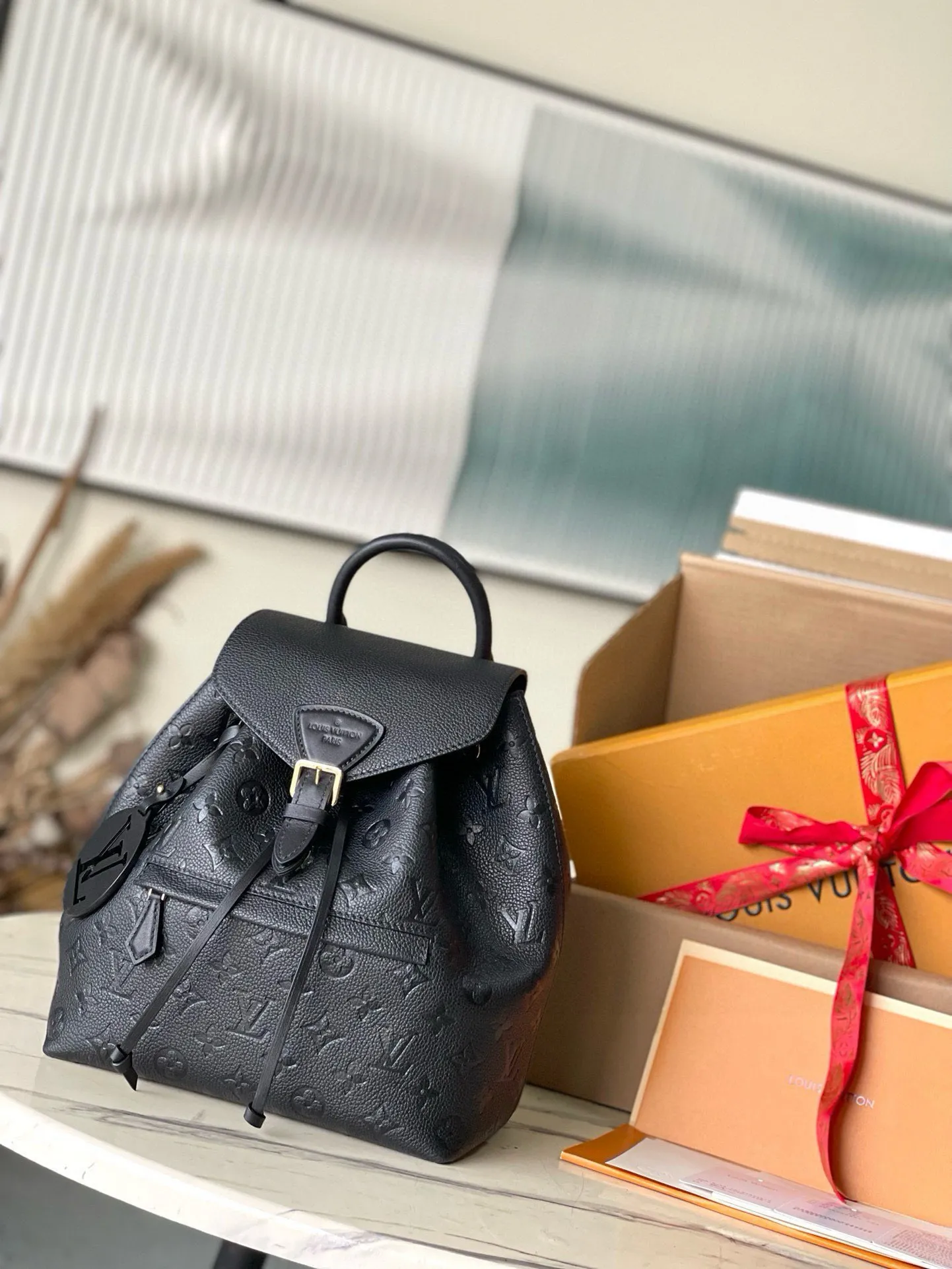 💰1140 (top layer leather) top original M45205 black Montsouris backpack is covered in Monogram Empreinte embossed leather, embellished with vintage metal buckles and charms. The zippered outer pocket allows for easy access, and the adjustable shoulder strap provides a comfortable shoulder carrying experience. Dimensions: 27.5 x 33.0 x 14.0 cm