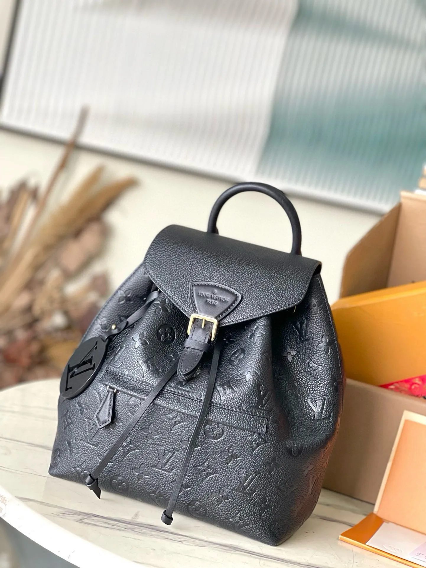 💰1140 (top layer leather) top original M45205 black Montsouris backpack is covered in Monogram Empreinte embossed leather, embellished with vintage metal buckles and charms. The zippered outer pocket allows for easy access, and the adjustable shoulder strap provides a comfortable shoulder carrying experience. Dimensions: 27.5 x 33.0 x 14.0 cm