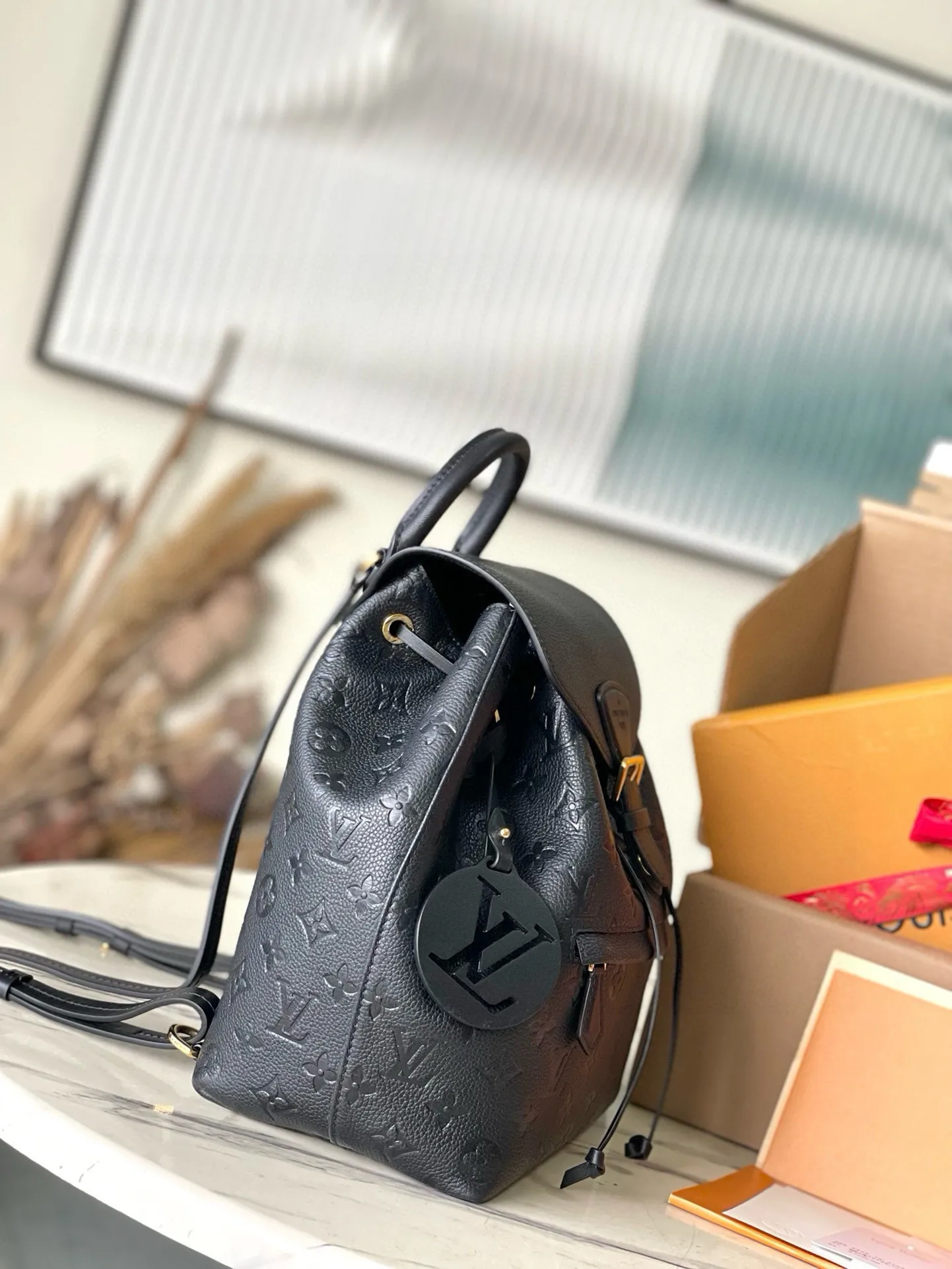 💰1140 (top layer leather) top original M45205 black Montsouris backpack is covered in Monogram Empreinte embossed leather, embellished with vintage metal buckles and charms. The zippered outer pocket allows for easy access, and the adjustable shoulder strap provides a comfortable shoulder carrying experience. Dimensions: 27.5 x 33.0 x 14.0 cm