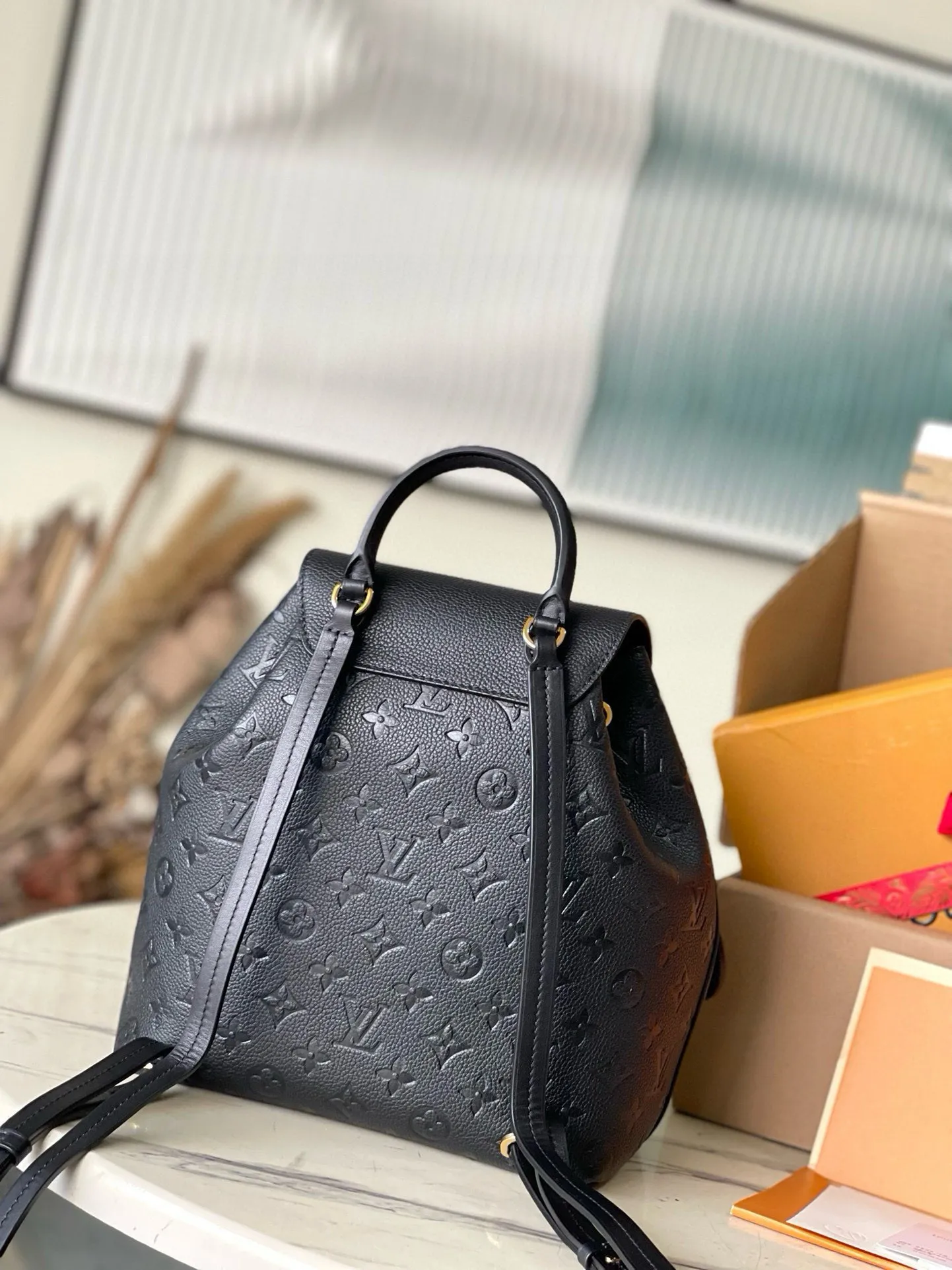 💰1140 (top layer leather) top original M45205 black Montsouris backpack is covered in Monogram Empreinte embossed leather, embellished with vintage metal buckles and charms. The zippered outer pocket allows for easy access, and the adjustable shoulder strap provides a comfortable shoulder carrying experience. Dimensions: 27.5 x 33.0 x 14.0 cm