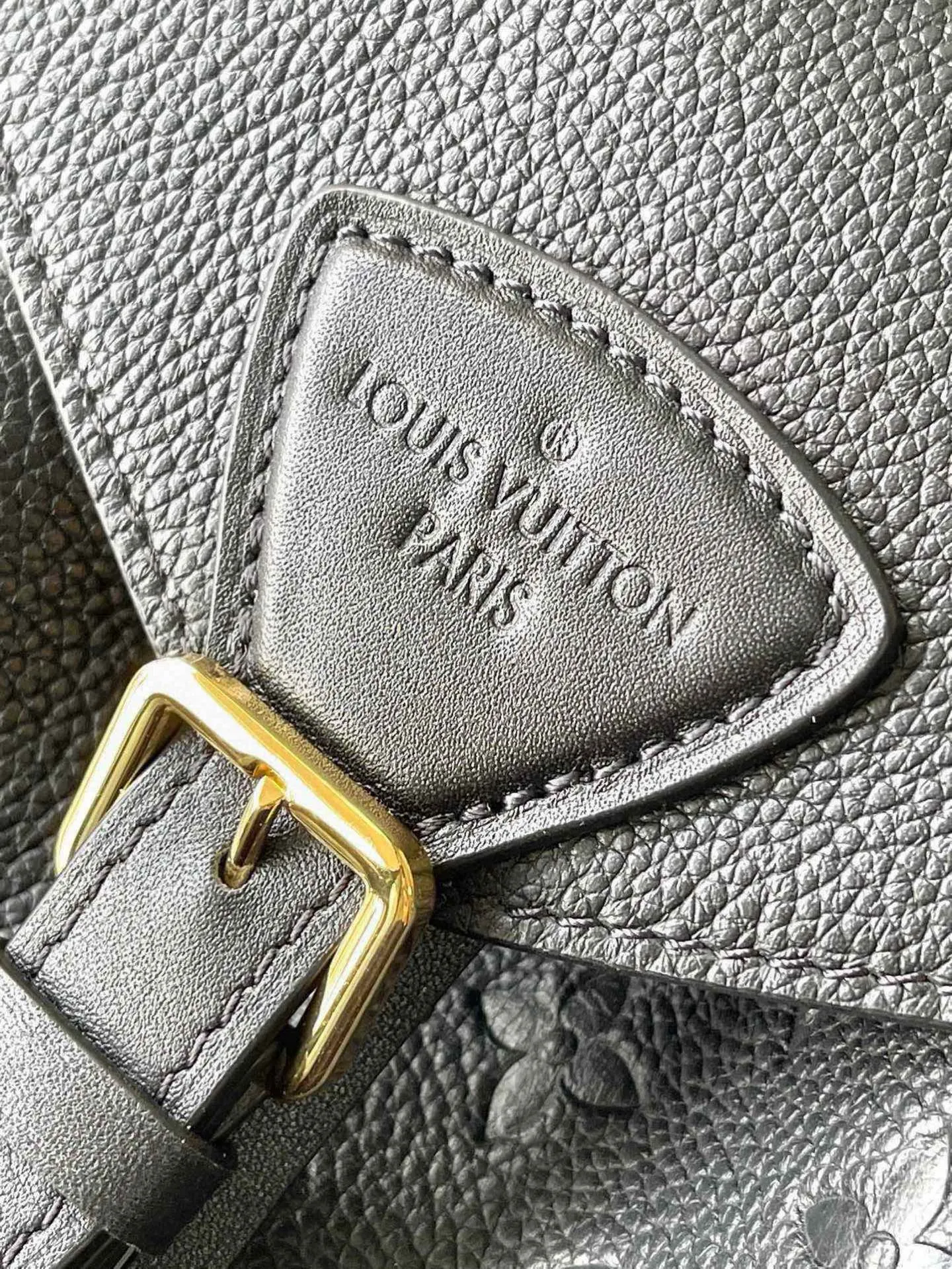 💰1140 (top layer leather) top original M45205 black Montsouris backpack is covered in Monogram Empreinte embossed leather, embellished with vintage metal buckles and charms. The zippered outer pocket allows for easy access, and the adjustable shoulder strap provides a comfortable shoulder carrying experience. Dimensions: 27.5 x 33.0 x 14.0 cm