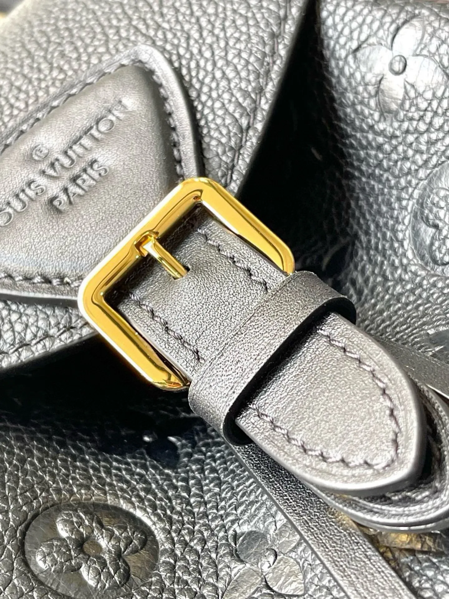 💰1140 (top layer leather) top original M45205 black Montsouris backpack is covered in Monogram Empreinte embossed leather, embellished with vintage metal buckles and charms. The zippered outer pocket allows for easy access, and the adjustable shoulder strap provides a comfortable shoulder carrying experience. Dimensions: 27.5 x 33.0 x 14.0 cm