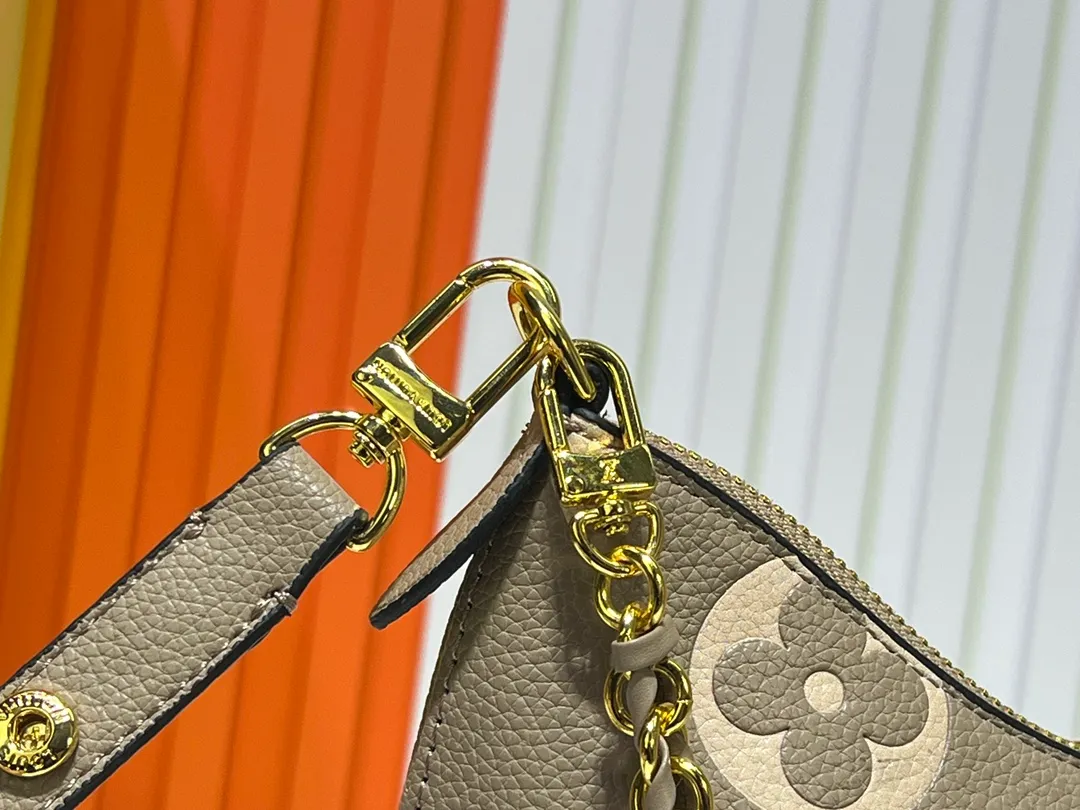 Batch 260💰Upgraded original M13224 M12930 M45832 M45831 Chain bag croissant series KOREA PRE-LAUNCH handbag This season's Boulogne bag uses Monogram Amprent leather material to reinterpret a symbolic design that can be used in multiple ways. Like existing designs made of canvas, various styles of items can be produced. Internal flat pocket that can store large-sized smartphones. A new version with a braided chain woven with gold hardware that creates a high-class and strong atmosphere. 16 x 9.5 x 29 cm.