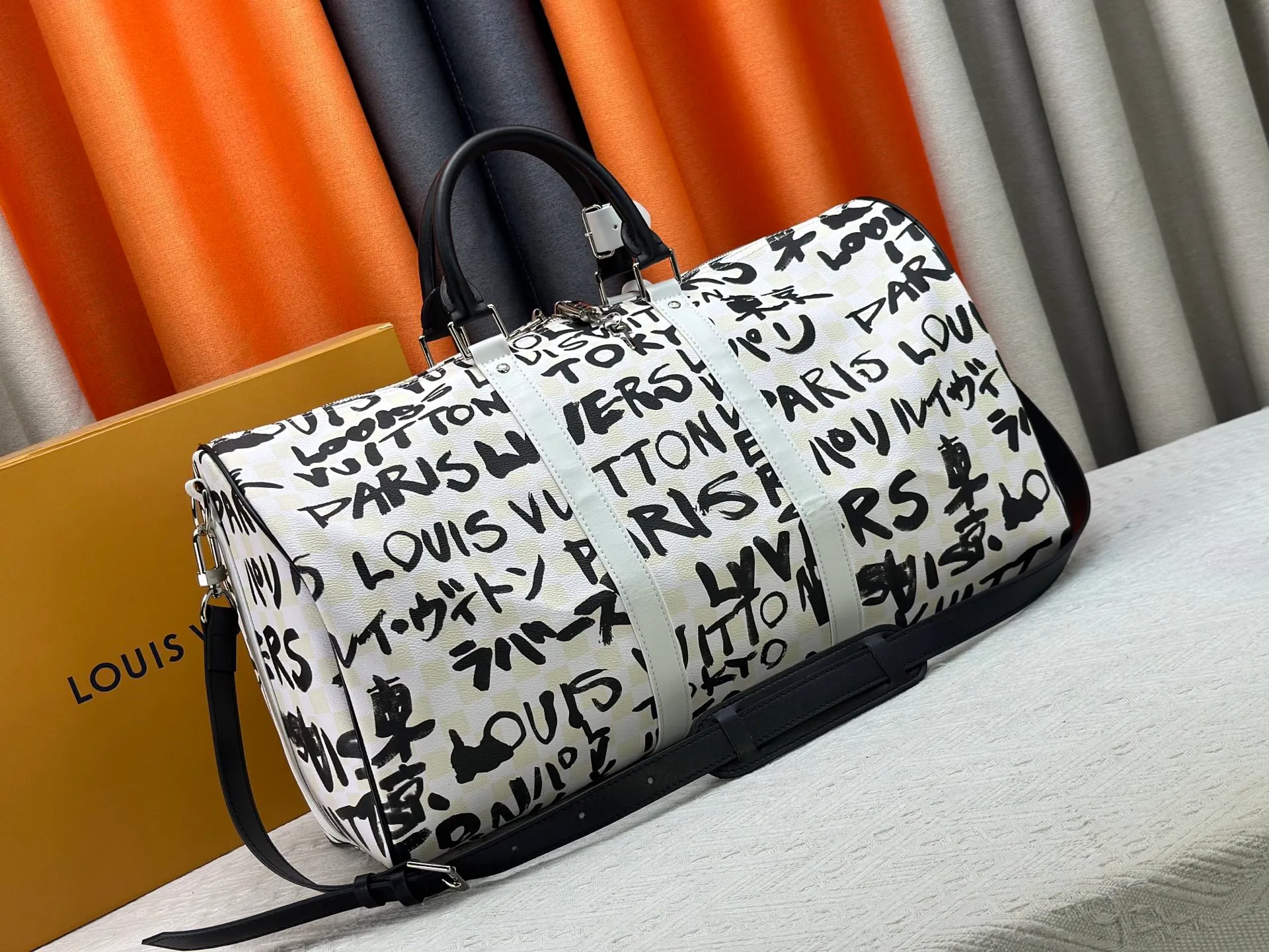 P420 Guangzhou goods N40804 M41416 Tokyo 1 style Keepall Bandoulière 50 travel bag is jointly created by Japanese designers Nigo and Pharrell Williams. It is laid out with elegant plaid on the cow leather, and then writes eye-catching words in French and Japanese. A cotton lining pattern bears witness to Nigo's artistic vision, and a removable LV Dynasty nameplate highlights the brand's identity. 29 cm