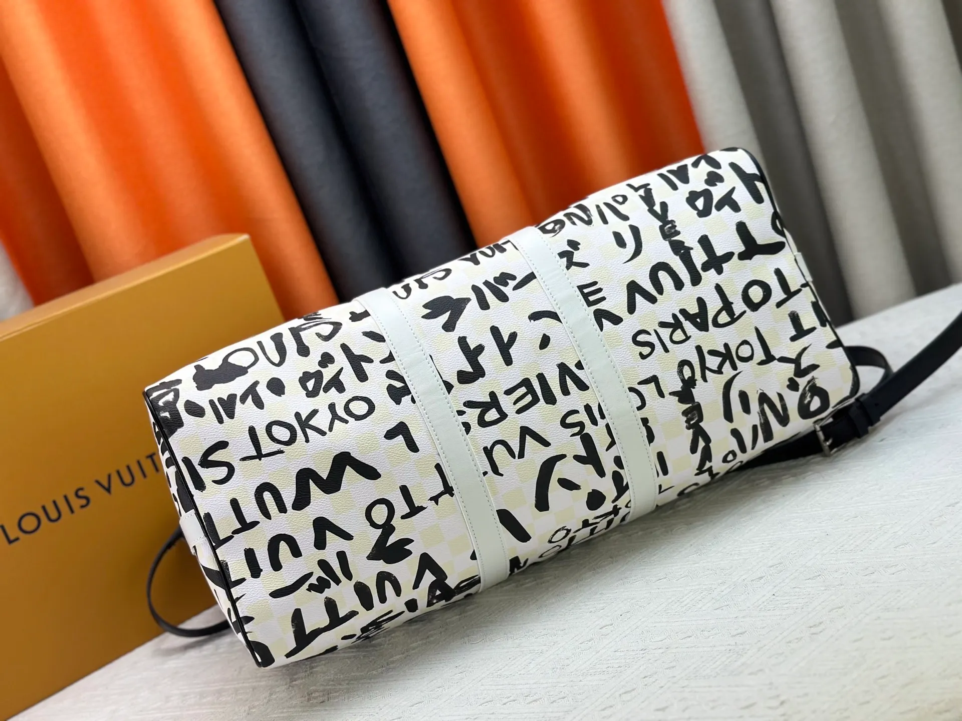 P420 Guangzhou goods N40804 M41416 Tokyo 1 style Keepall Bandoulière 50 travel bag is jointly created by Japanese designers Nigo and Pharrell Williams. It is laid out with elegant plaid on the cow leather, and then writes eye-catching words in French and Japanese. A cotton lining pattern bears witness to Nigo's artistic vision, and a removable LV Dynasty nameplate highlights the brand's identity. 29 cm