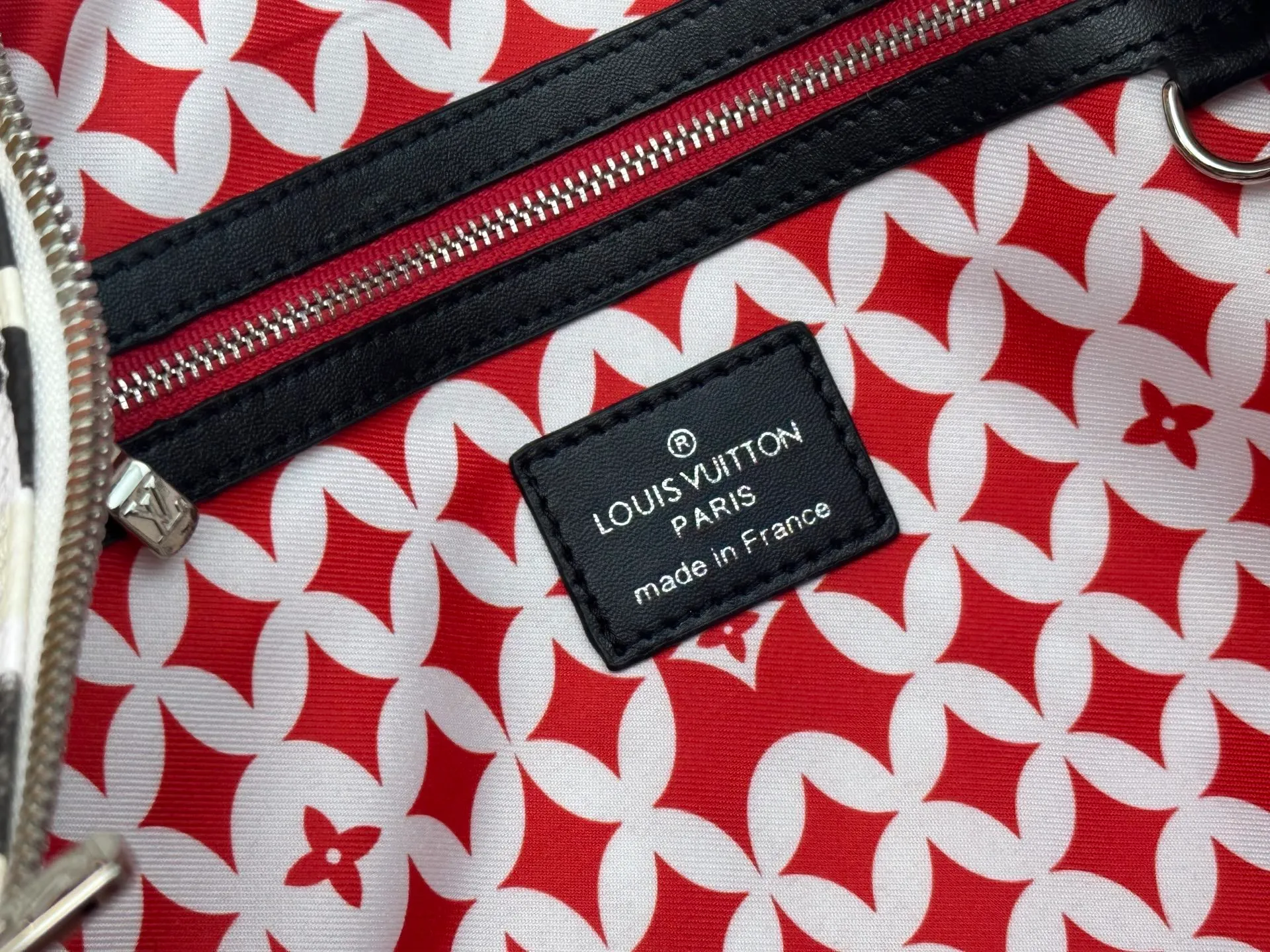 P420 Guangzhou goods N40804 M41416 Tokyo 1 style Keepall Bandoulière 50 travel bag is jointly created by Japanese designers Nigo and Pharrell Williams. It is laid out with elegant plaid on the cow leather, and then writes eye-catching words in French and Japanese. A cotton lining pattern bears witness to Nigo's artistic vision, and a removable LV Dynasty nameplate highlights the brand's identity. 29 cm