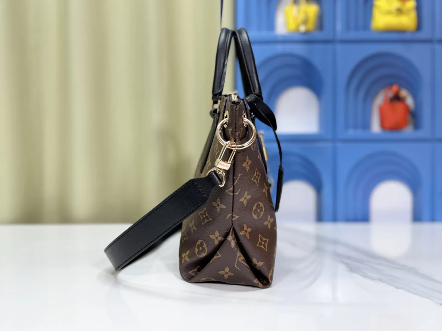 P Large 140 Small 130 Upgraded Original M44351 M44350 M44359 This FlowerBB zipper Tote handbag is made of soft Monogram canvas, equipped with smooth leather handles, shoulder straps and side seams. The shining golden metal flower padlock is the finishing touch. The versatile small bag has a soft, round shape that adds Louis Vuitton's signature femininity to casual looks. Large size 36-28-17, small size 29-23.5-13.5