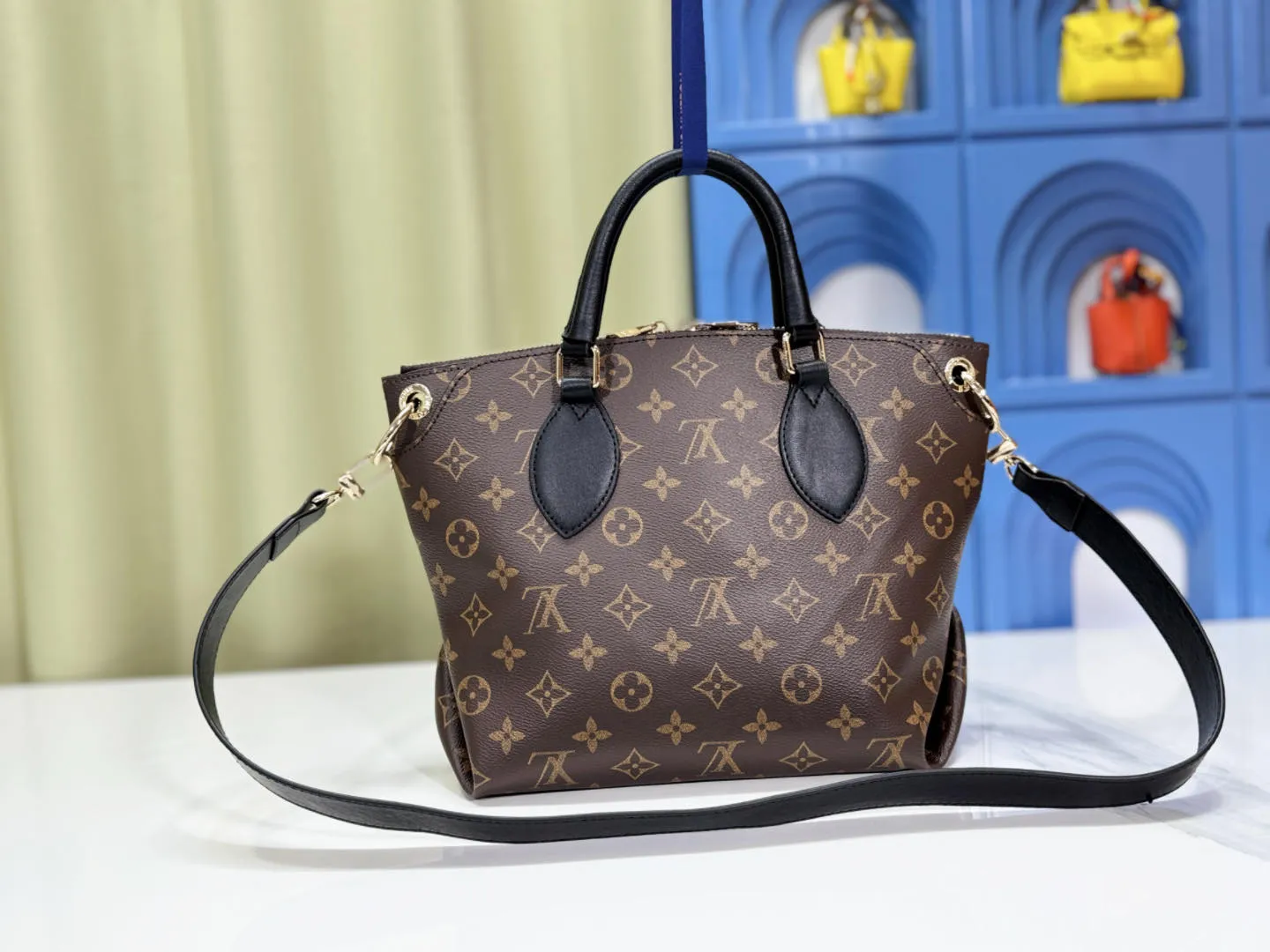 P Large 140 Small 130 Upgraded Original M44351 M44350 M44359 This FlowerBB zipper Tote handbag is made of soft Monogram canvas, equipped with smooth leather handles, shoulder straps and side seams. The shining golden metal flower padlock is the finishing touch. The versatile small bag has a soft, round shape that adds Louis Vuitton's signature femininity to casual looks. Large size 36-28-17, small size 29-23.5-13.5
