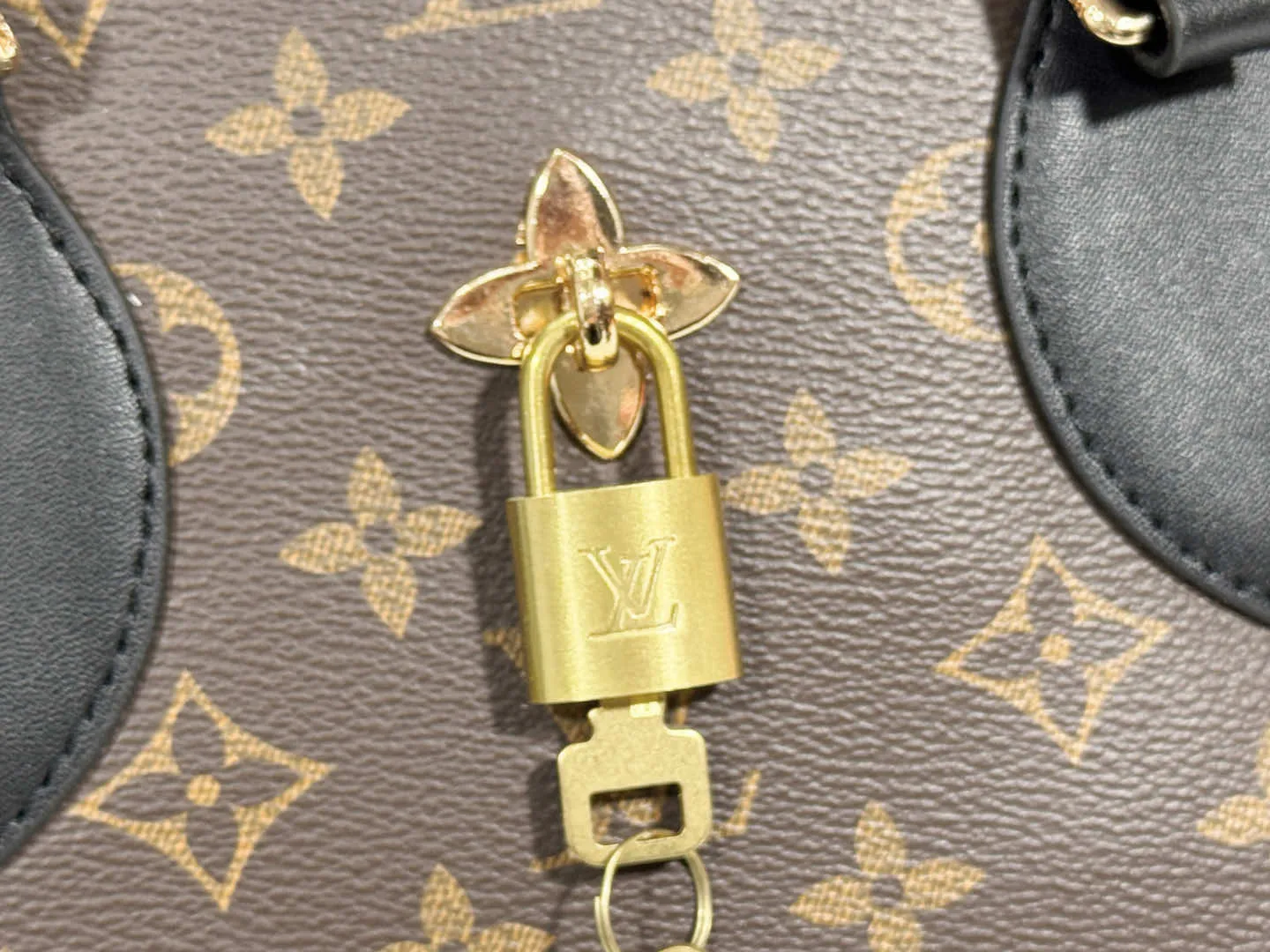 P Large 140 Small 130 Upgraded Original M44351 M44350 M44359 This FlowerBB zipper Tote handbag is made of soft Monogram canvas, equipped with smooth leather handles, shoulder straps and side seams. The shining golden metal flower padlock is the finishing touch. The versatile small bag has a soft, round shape that adds Louis Vuitton's signature femininity to casual looks. Large size 36-28-17, small size 29-23.5-13.5