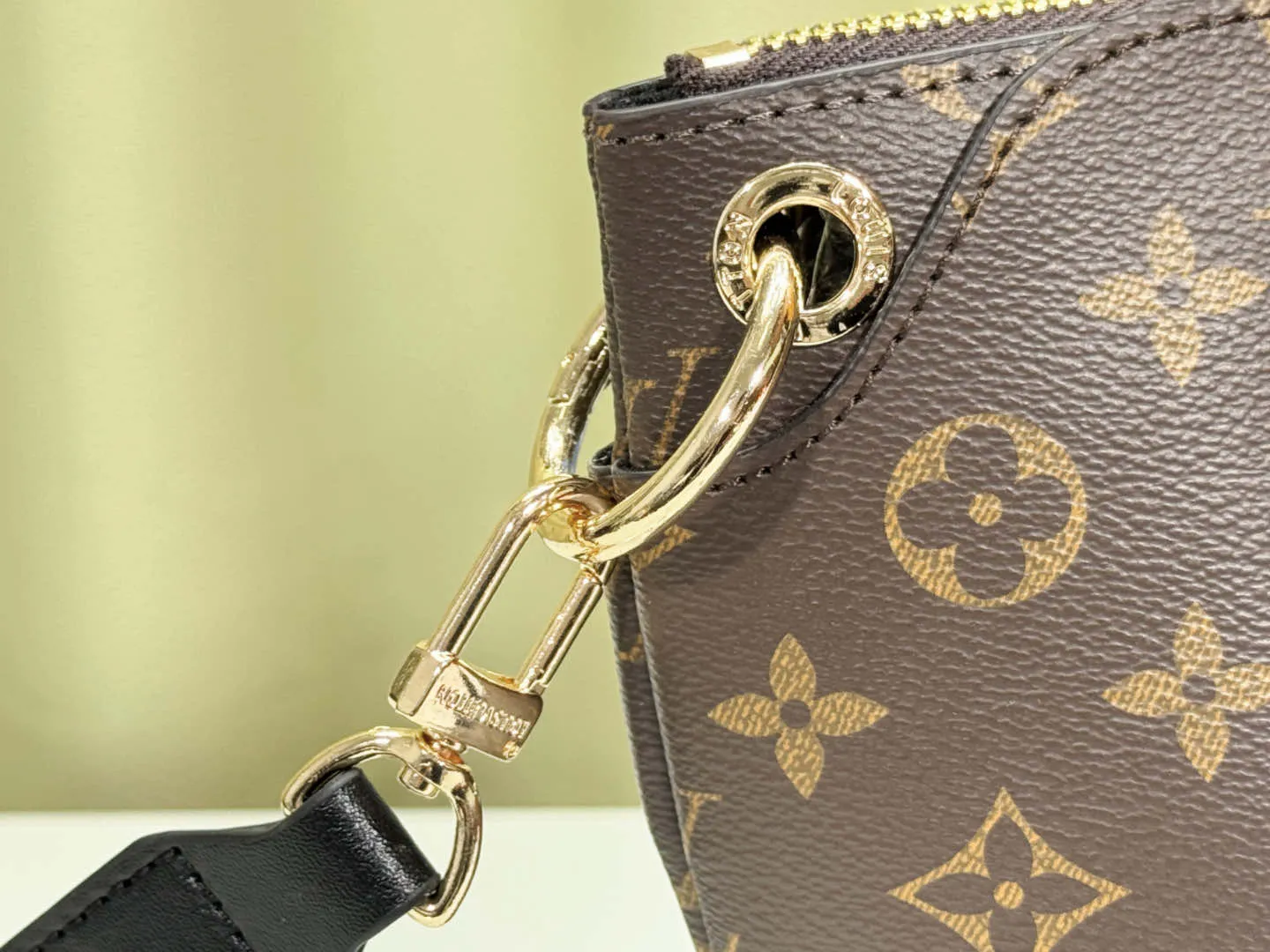 P Large 140 Small 130 Upgraded Original M44351 M44350 M44359 This FlowerBB zipper Tote handbag is made of soft Monogram canvas, equipped with smooth leather handles, shoulder straps and side seams. The shining golden metal flower padlock is the finishing touch. The versatile small bag has a soft, round shape that adds Louis Vuitton's signature femininity to casual looks. Large size 36-28-17, small size 29-23.5-13.5